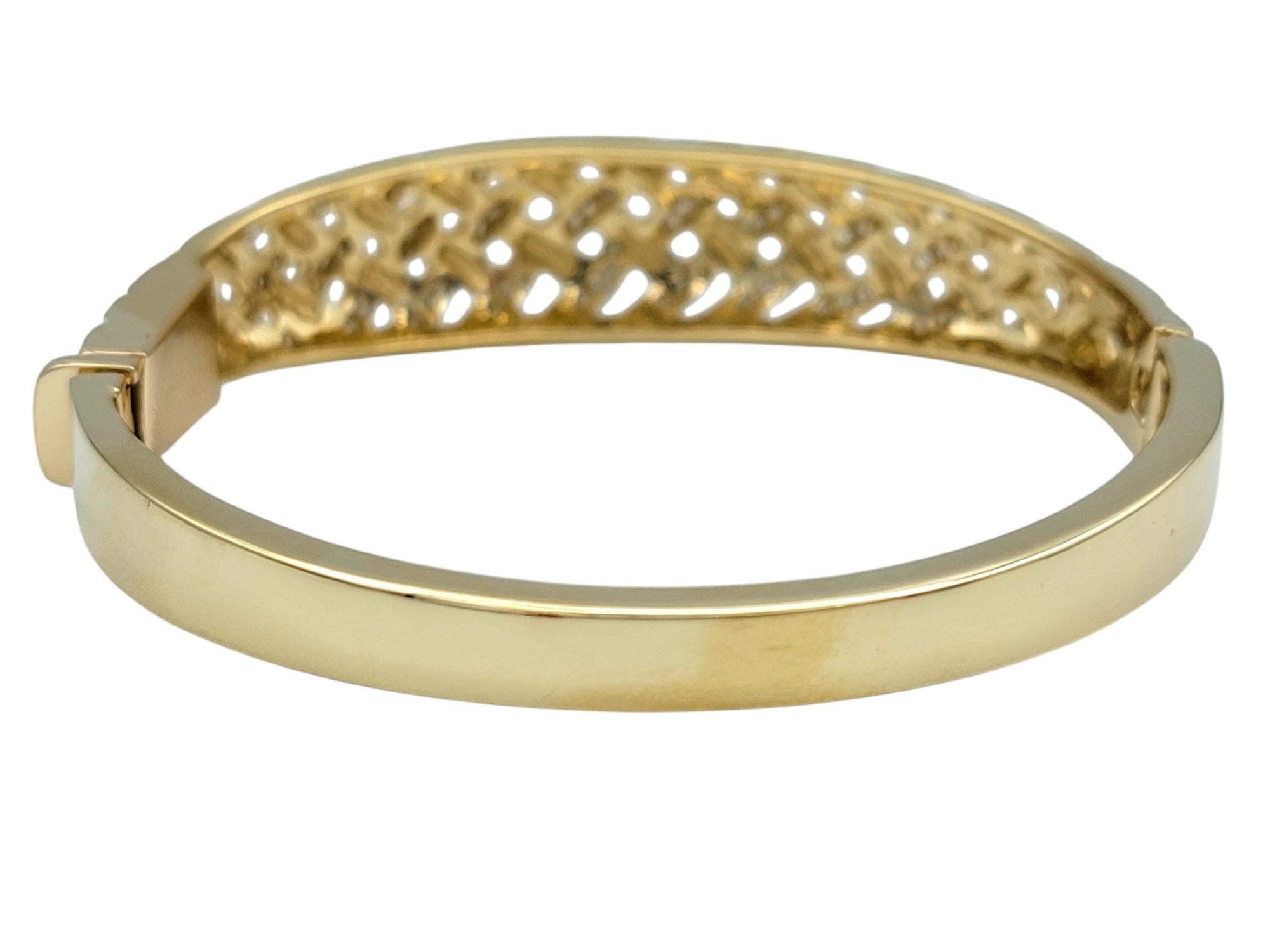 Contemporain Bracelet à charnière en or 14 carats avec émail noir et diamants en forme de treillis en vente