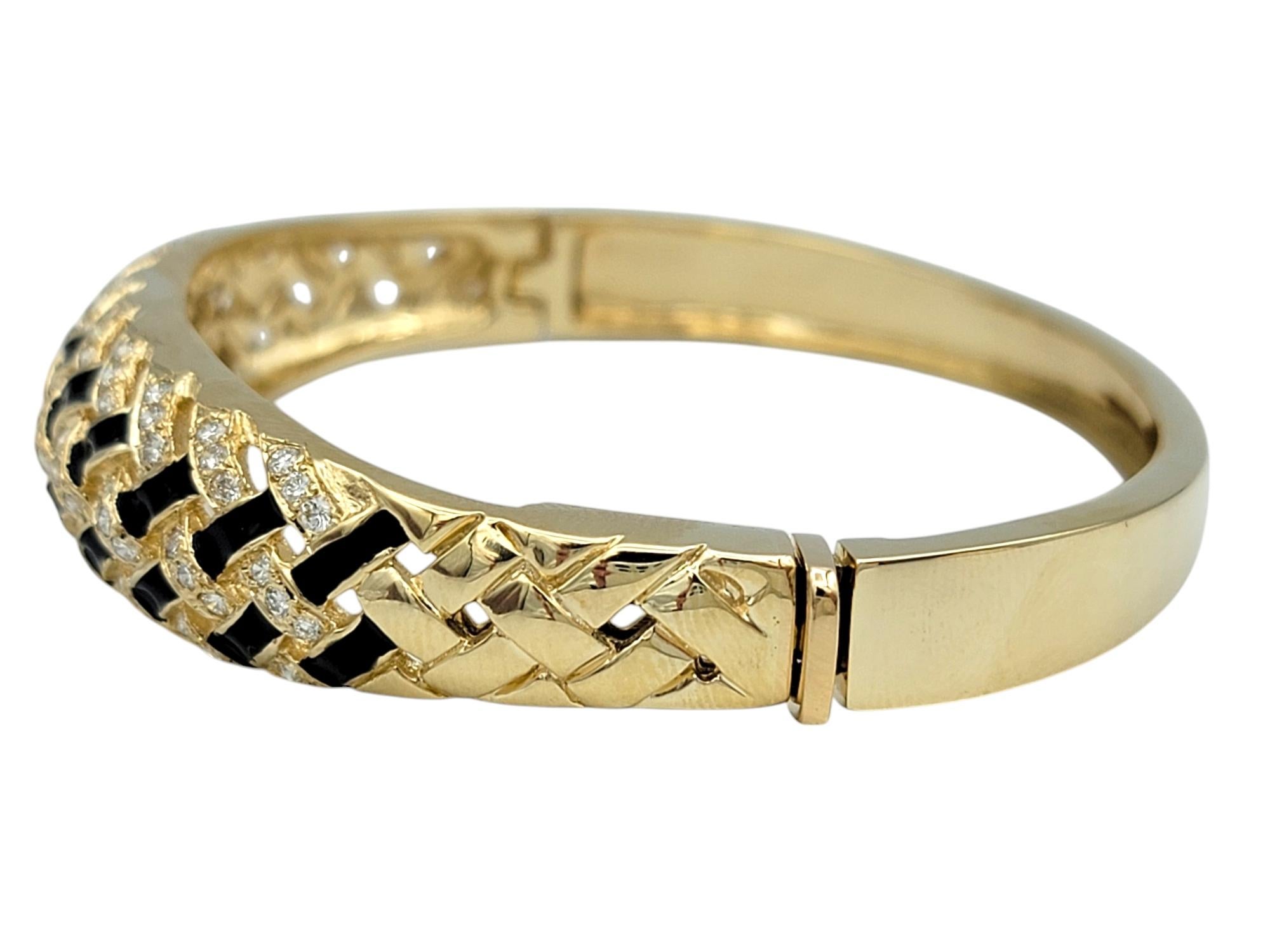 Taille ronde Bracelet à charnière en or 14 carats avec émail noir et diamants en forme de treillis en vente