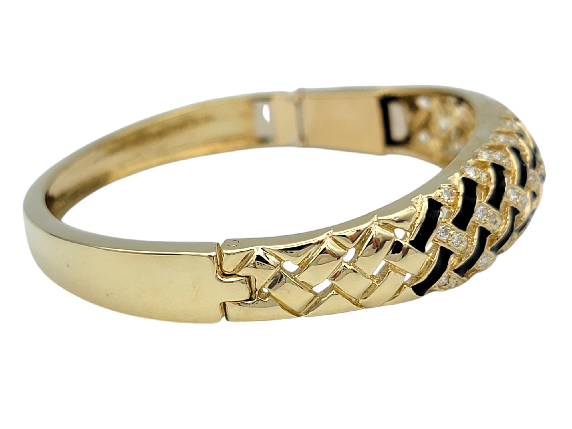 Bracelet à charnière en or 14 carats avec émail noir et diamants en forme de treillis Bon état - En vente à Scottsdale, AZ