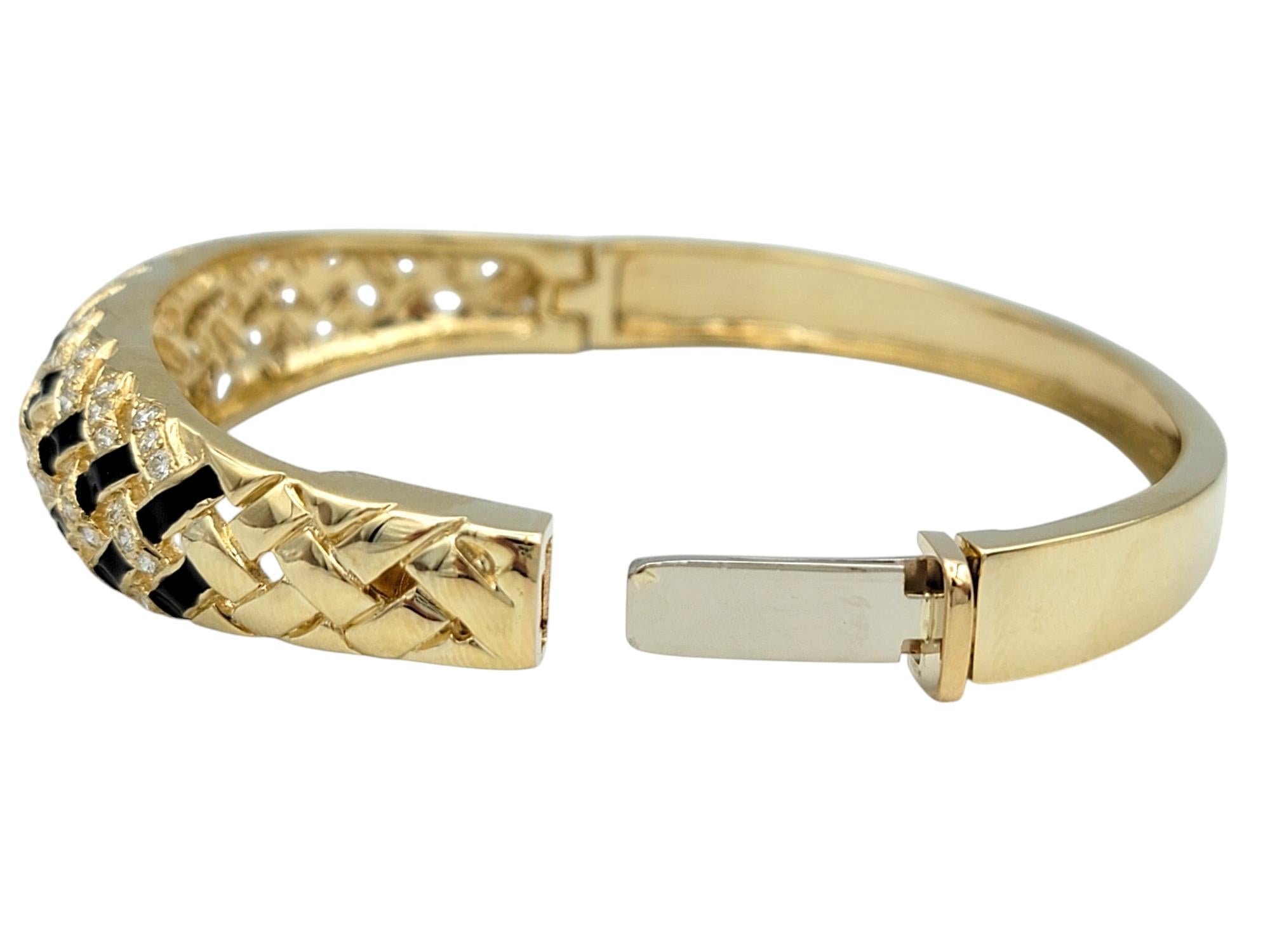 Bracelet à charnière en or 14 carats avec émail noir et diamants en forme de treillis en vente 2