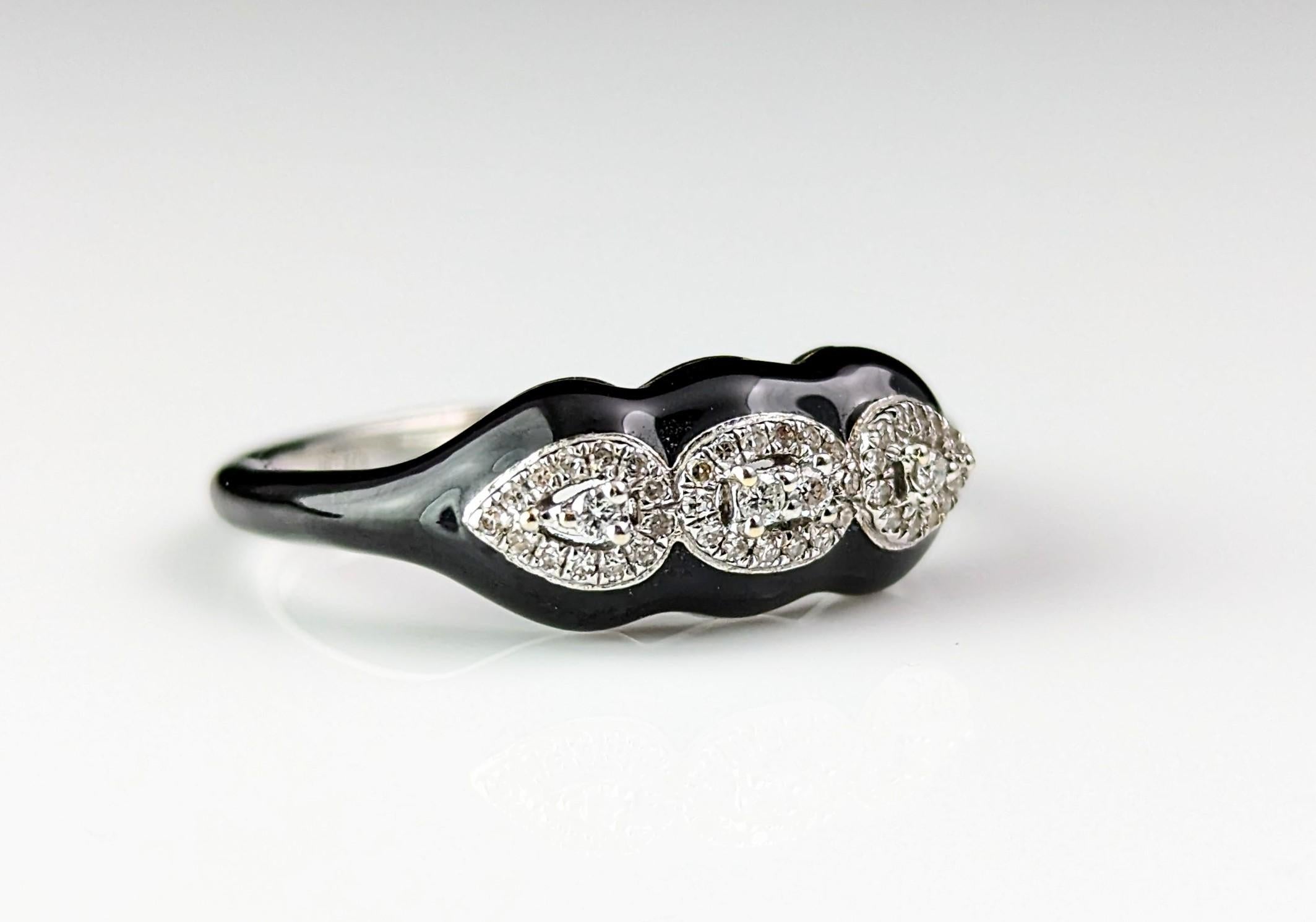 Black enamel and Diamond ring, 18k white gold, Contemporary  In Good Condition For Sale In NEWARK, GB