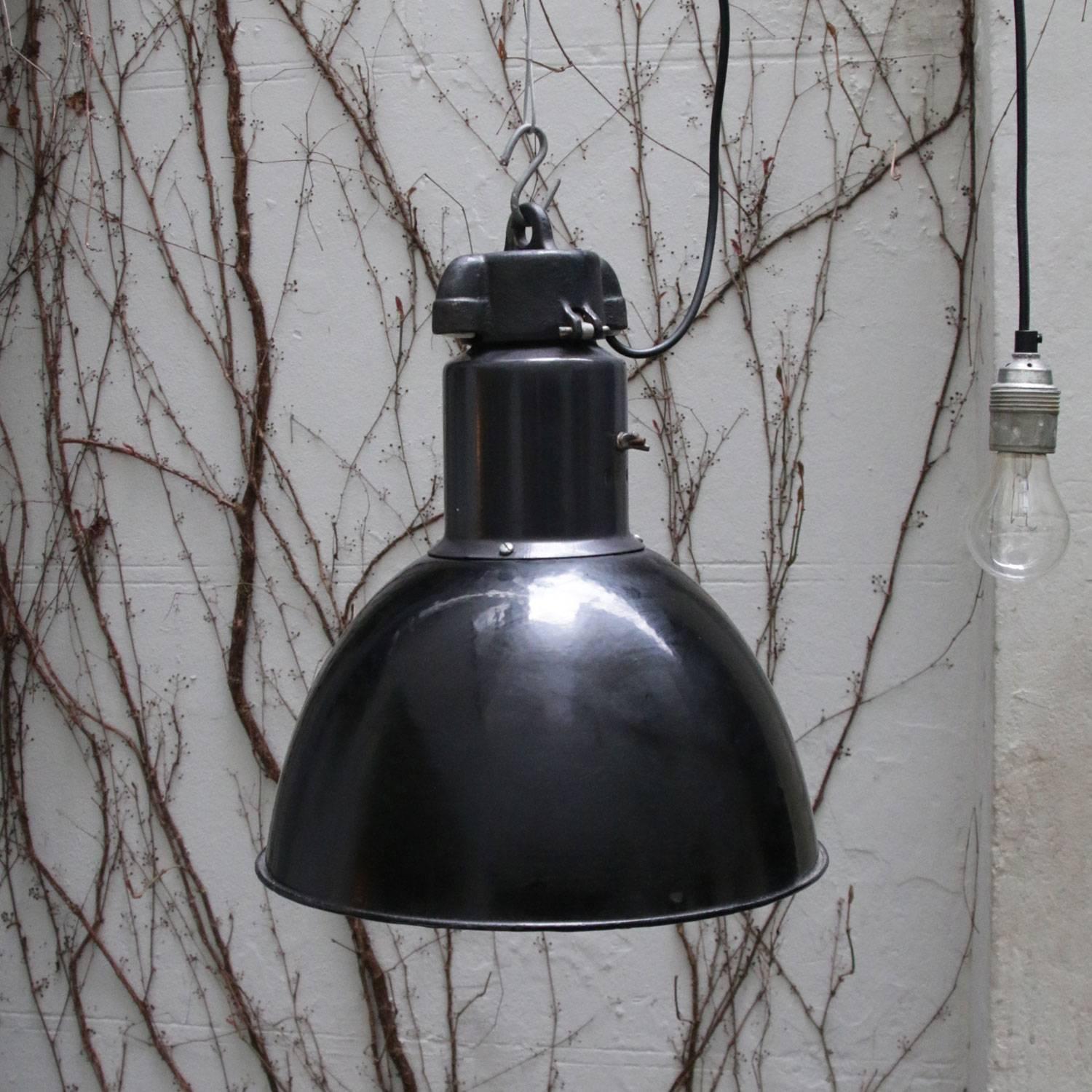 Tchèque Lampe pendante industrielle Bauhaus des années 1930 en émail noir en vente