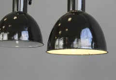 Schwarze Emaille-Bauhaus-Fabrik-Leuchten, ca. 1930er Jahre