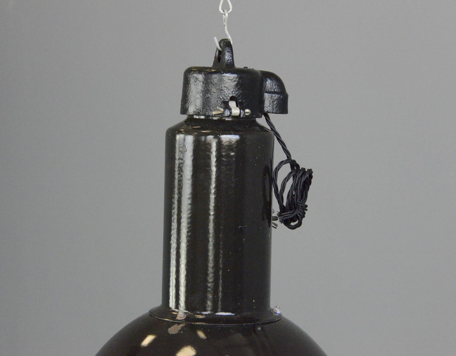 Milieu du XXe siècle Lampes d'usine Bauhaus en émail noir, vers les années 1930 en vente