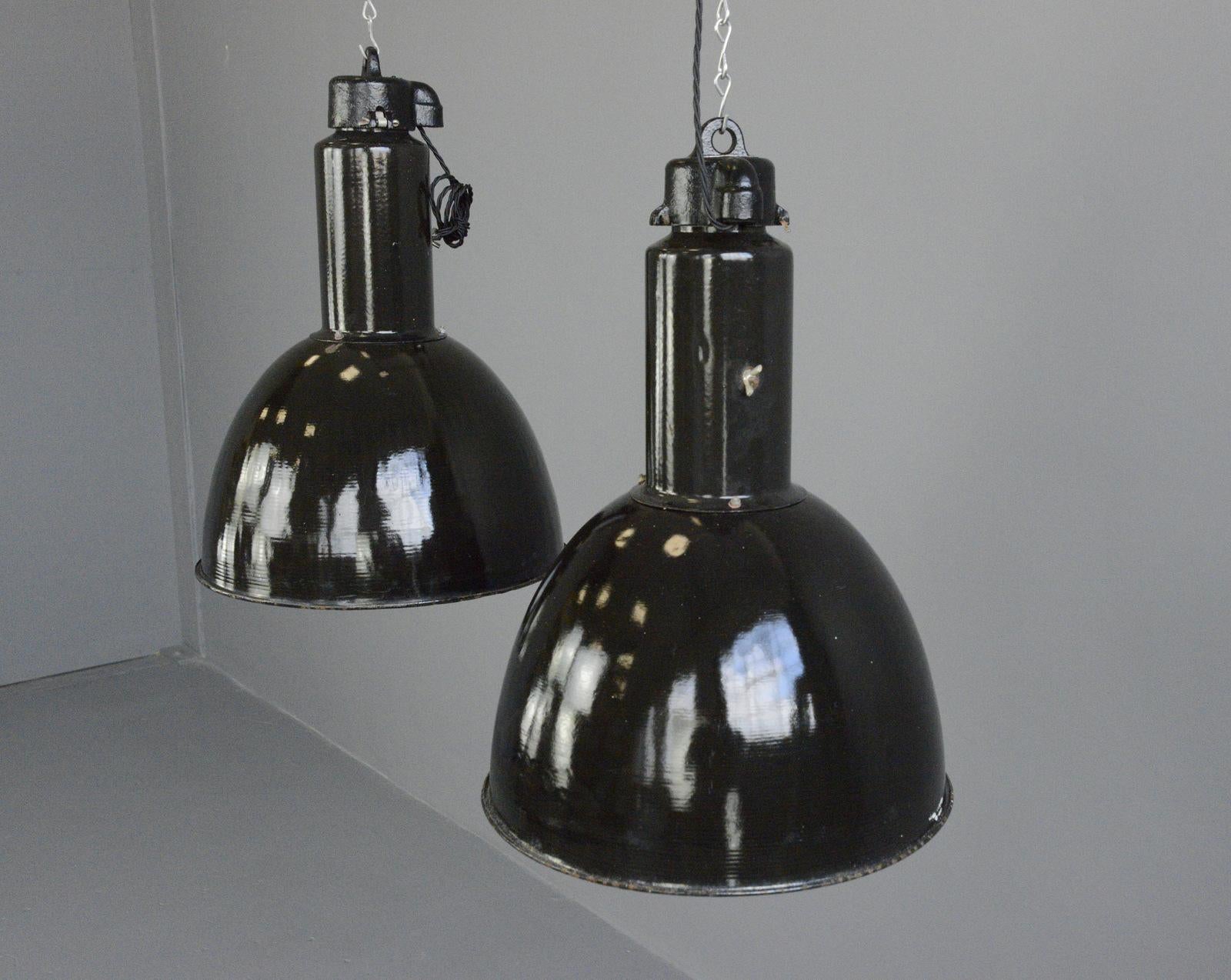 Schwarze Emaille-Bauhaus-Fabrik-Leuchten, ca. 1930er Jahre im Angebot 1