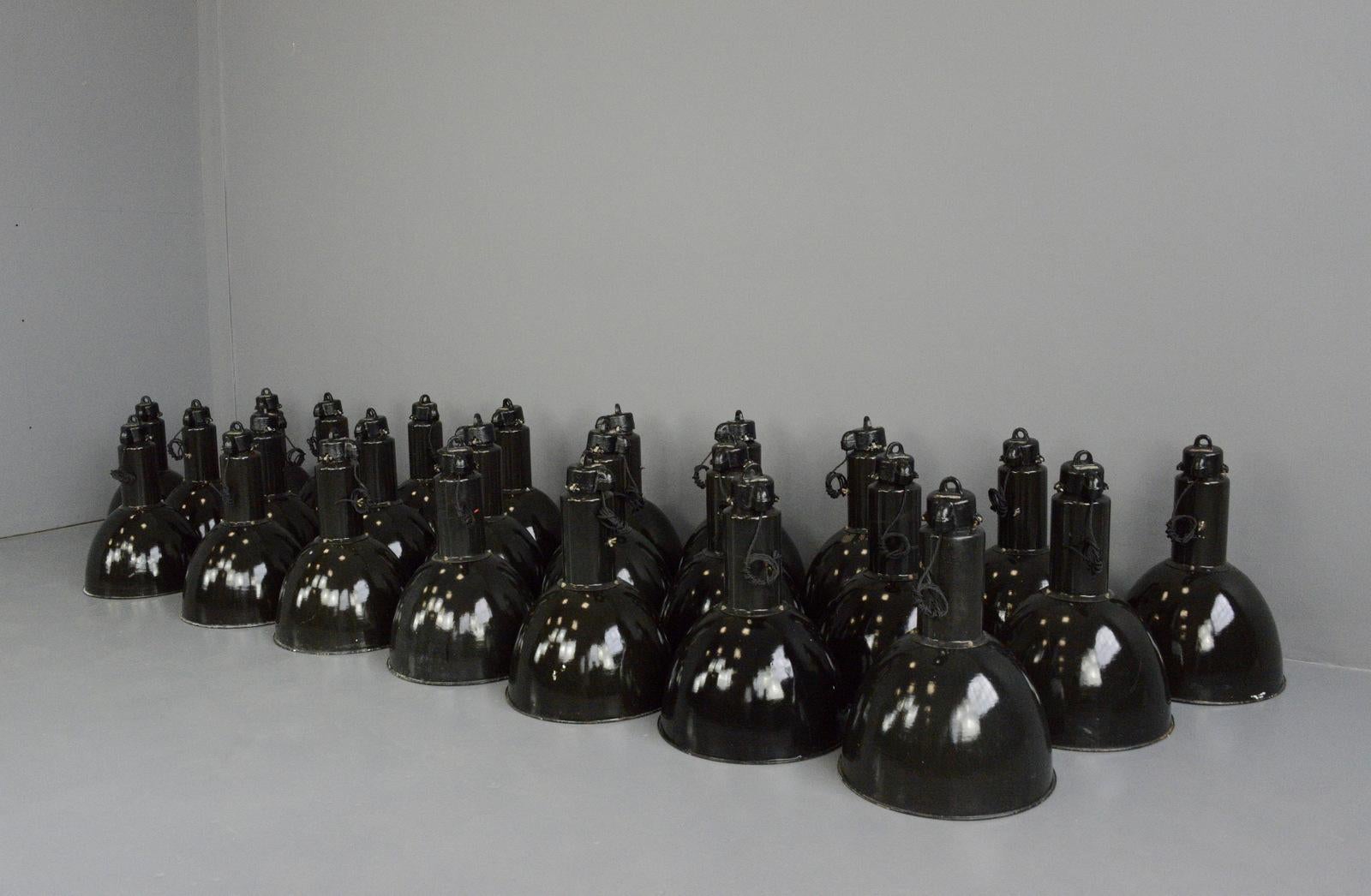 Lampes d'usine Bauhaus en émail noir, vers les années 1930 en vente 1