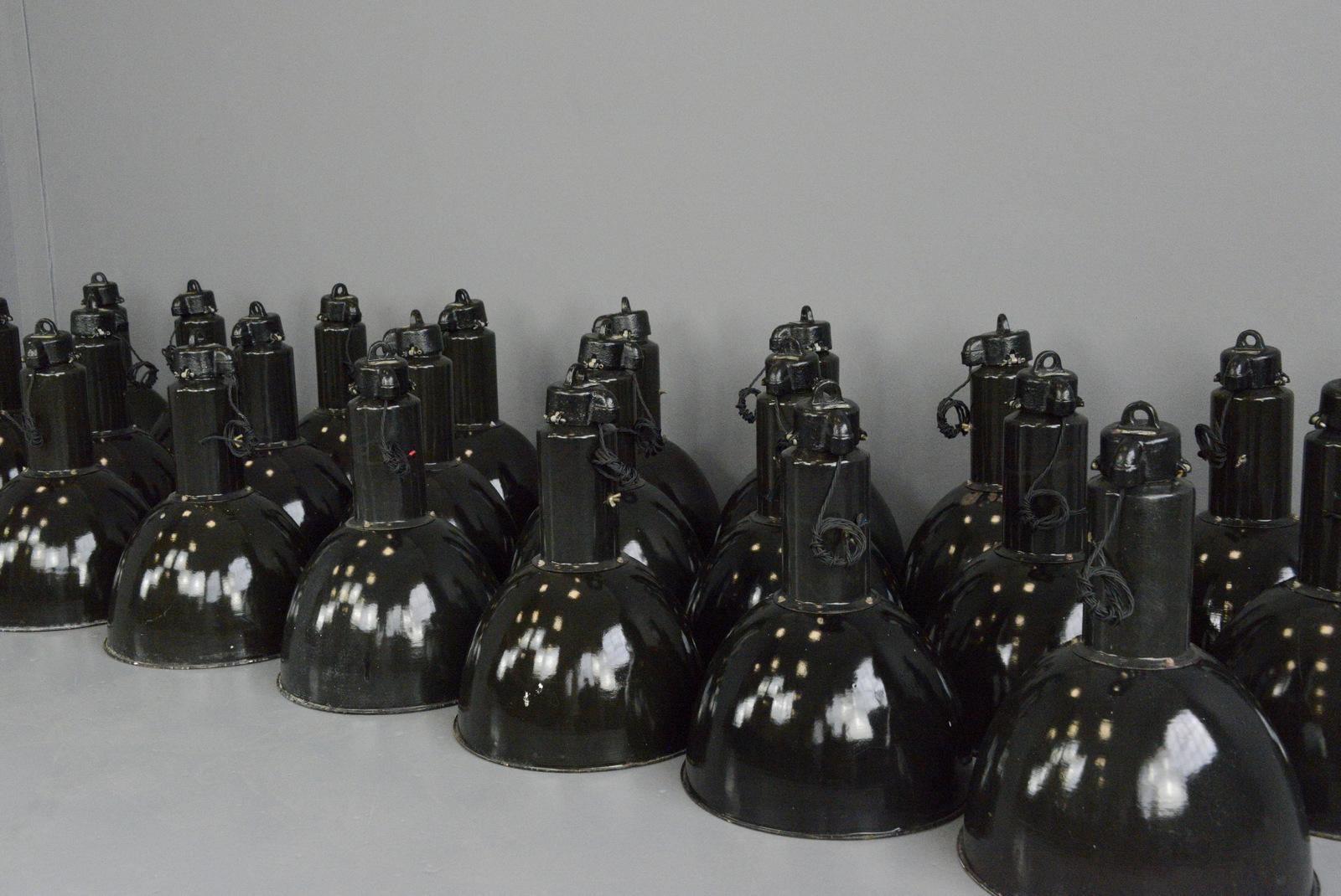 Schwarze Emaille-Bauhaus-Fabrik-Leuchten, ca. 1930er Jahre im Angebot 3