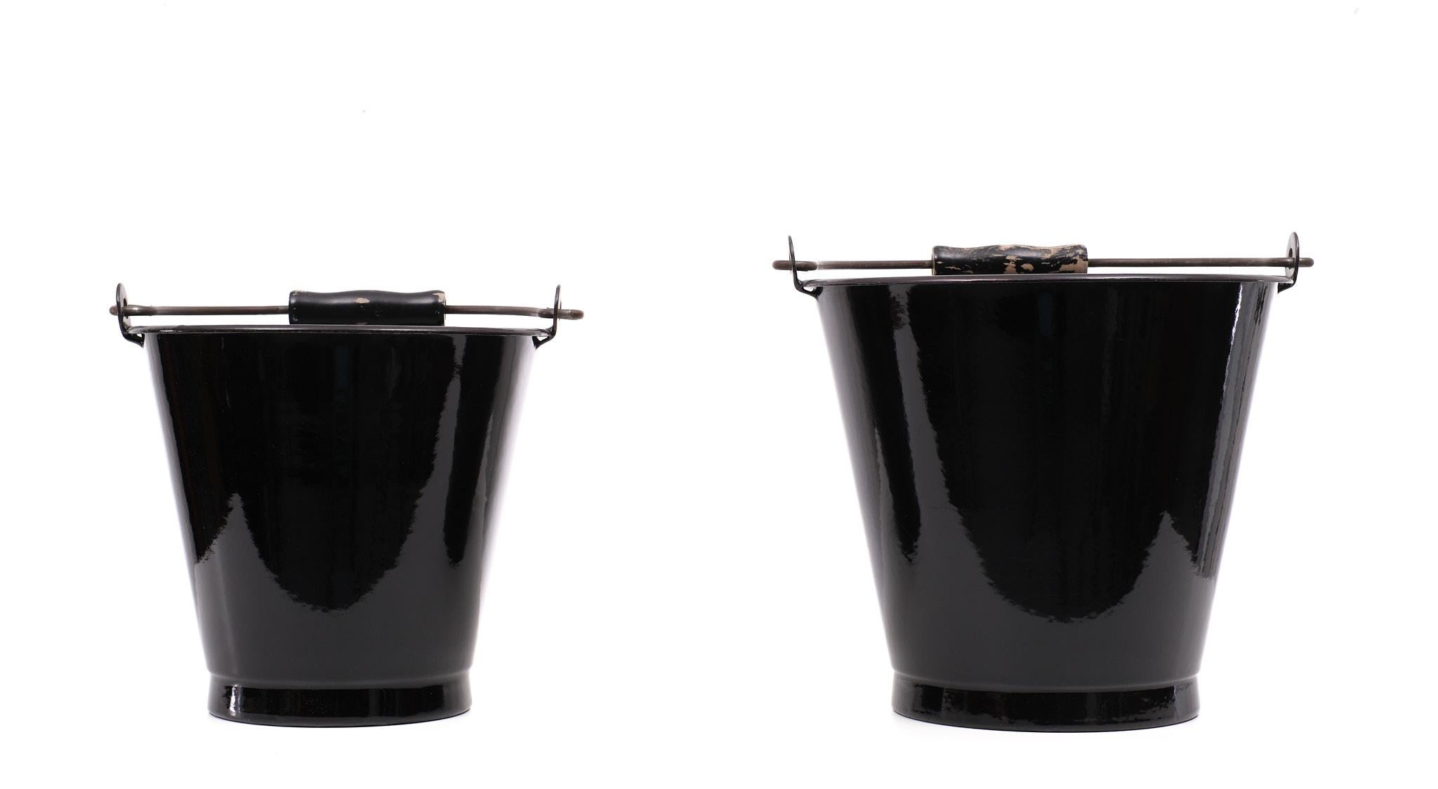Un set di secchi unici. Questo set acquistato negli anni '50 non è mai stato utilizzato.
quindi nuovo vecchio stock. In uno splendido colore nero smaltato. Smalto grigio all'interno.
Le maniglie hanno perso solo un po' di vernice. Posso risolvere