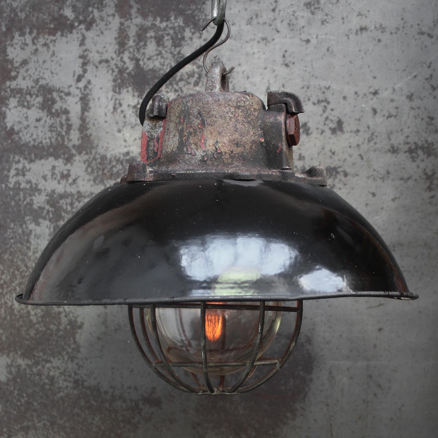 Émail noir avec plateau en fonte
verre clair, cage en fer

Poids : 9,00 kg / 19,8 lb

Le prix est fixé par article individuel. Toutes les lampes ont été rendues conformes aux normes internationales pour les ampoules à incandescence, les ampoules à