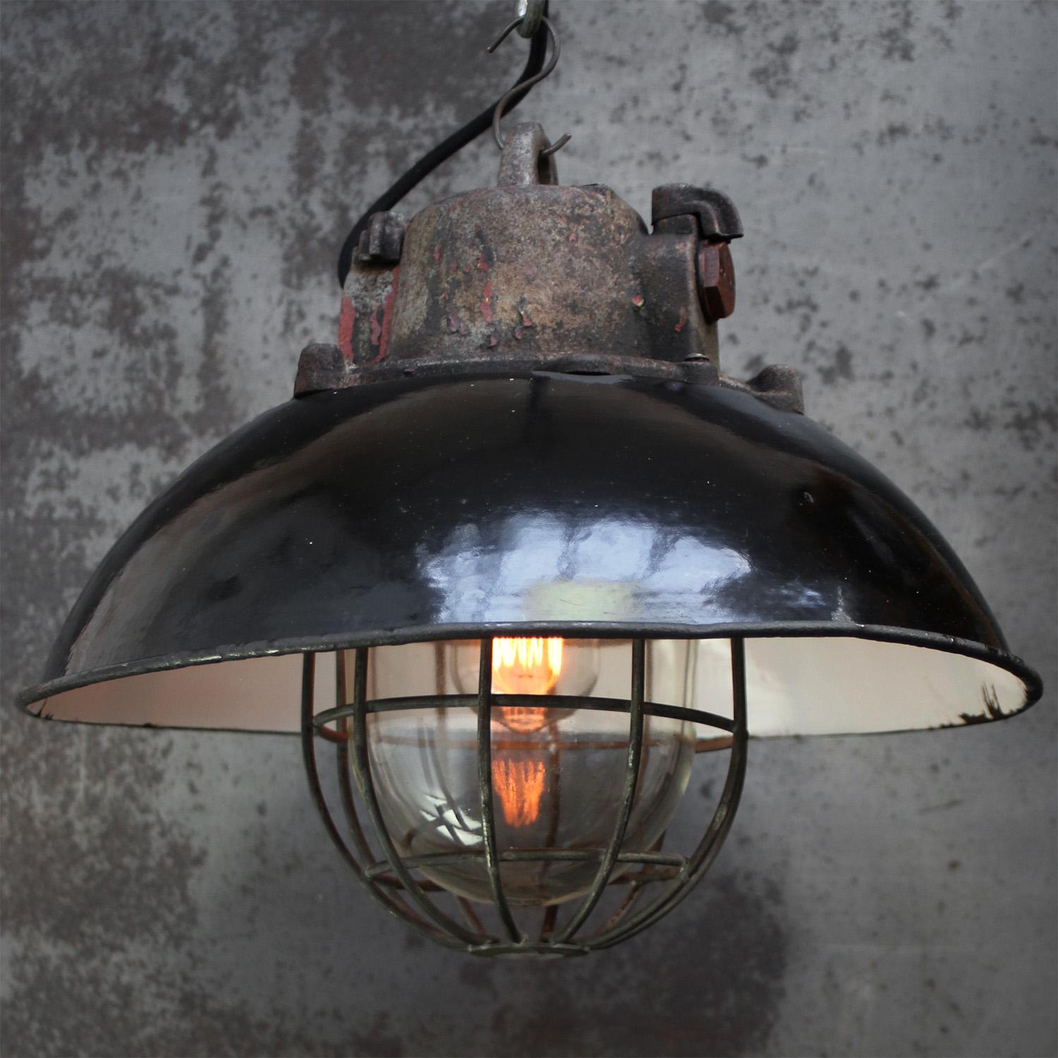 Tchèque Lights en cage industrielle en fonte émaillée noire en vente