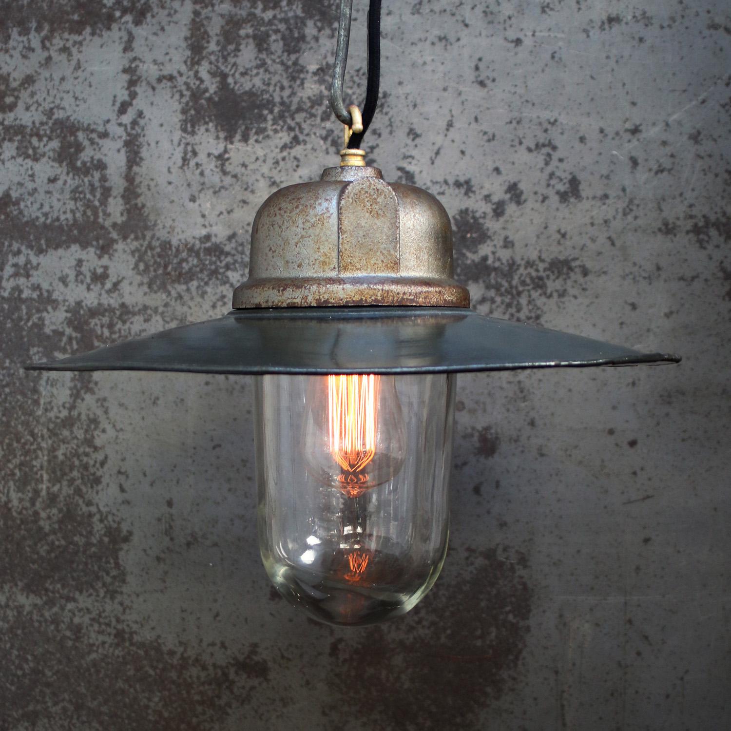 Suspension industrielle vintage en émail noir par GAL, France
GAL, fondée à Paris en 1928 par Gustave Arsène Lancelot
Plateau en fonte avec verre transparent et cage

Poids : 3,40 kg / 7,5 lb

Le prix est fixé par article individuel. Toutes les