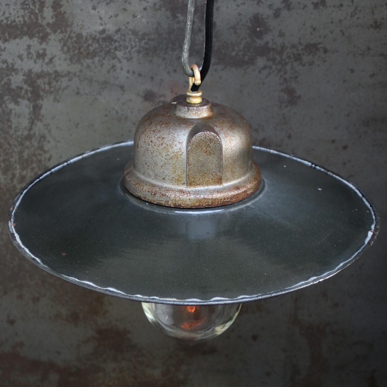 Industriel Lampe pendante industrielle vintage en fonte émaillée noire GAL, France en vente