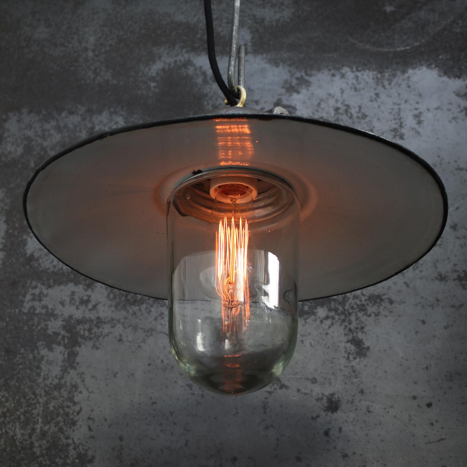Français Lampe pendante industrielle vintage en fonte émaillée noire GAL, France en vente