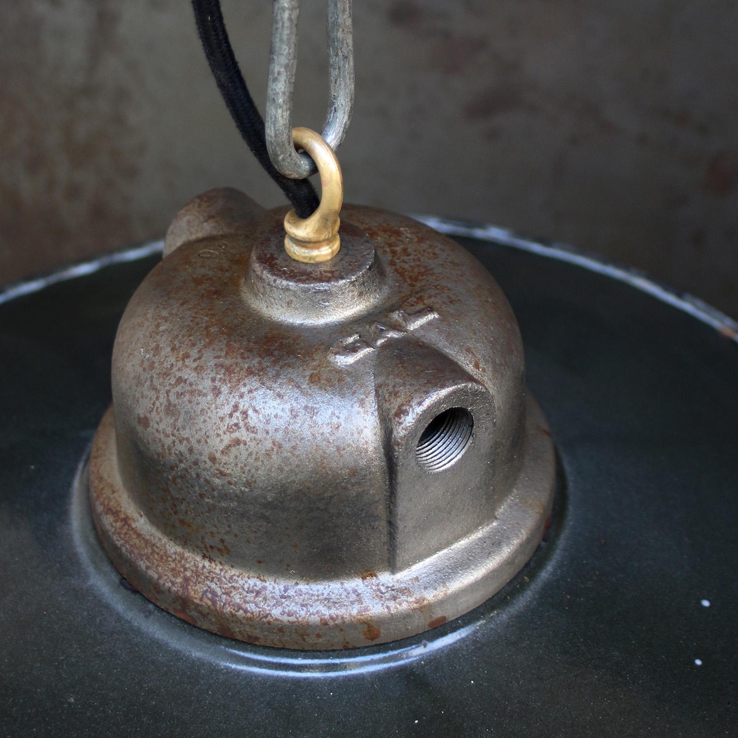 Moulage Lampe pendante industrielle vintage en fonte émaillée noire GAL, France en vente