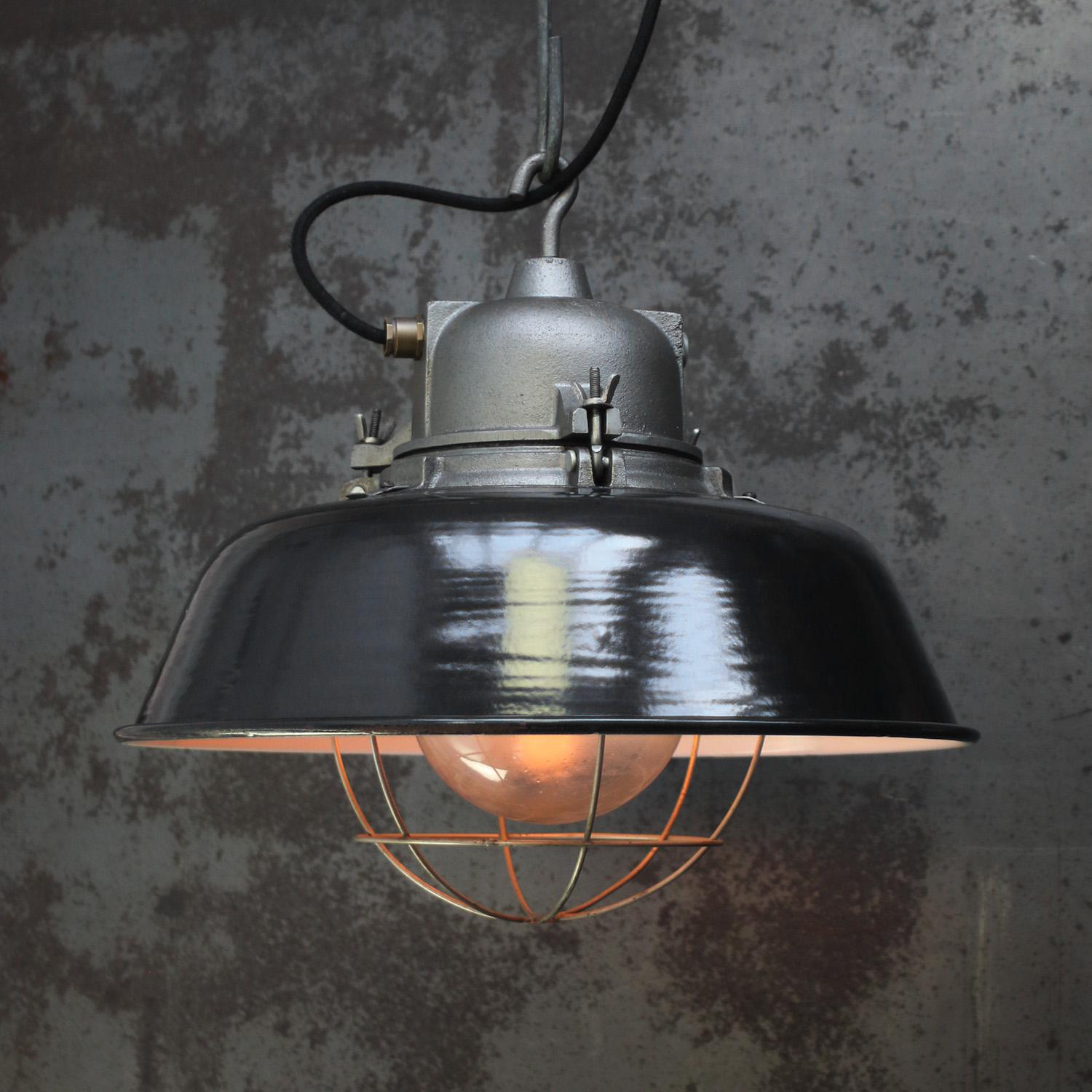 Suspension industrielle vintage en émail noir par GAL, France
GAL, fondée à Paris en 1928 par Gustave Arsène Lancelot
Plateau en fonte avec verre transparent et cage

Poids : 6,80 kg / 15 lb

Le prix est fixé par article individuel. Toutes les
