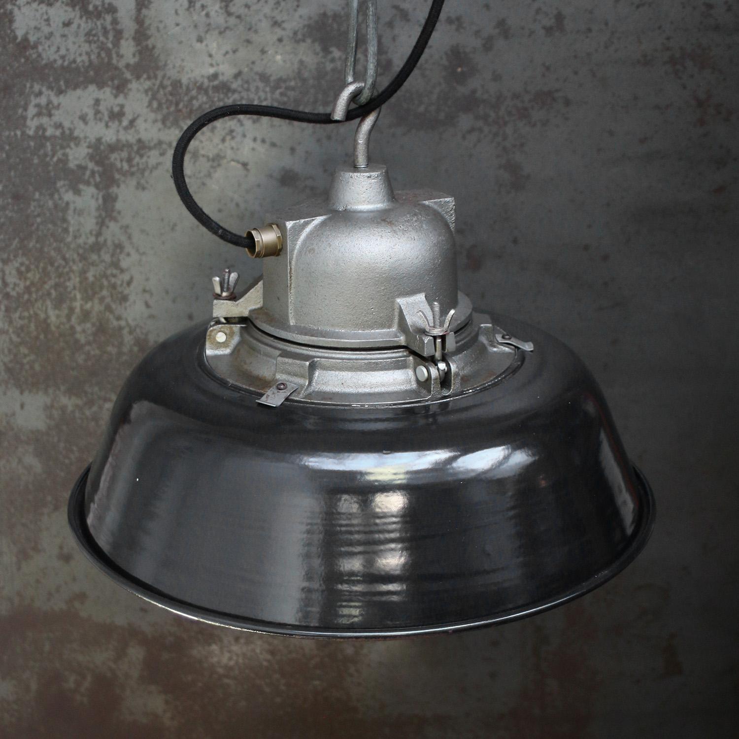 Français Lights en fonte émaillée noire pour pendentifs industriels vintage par GAL, France en vente