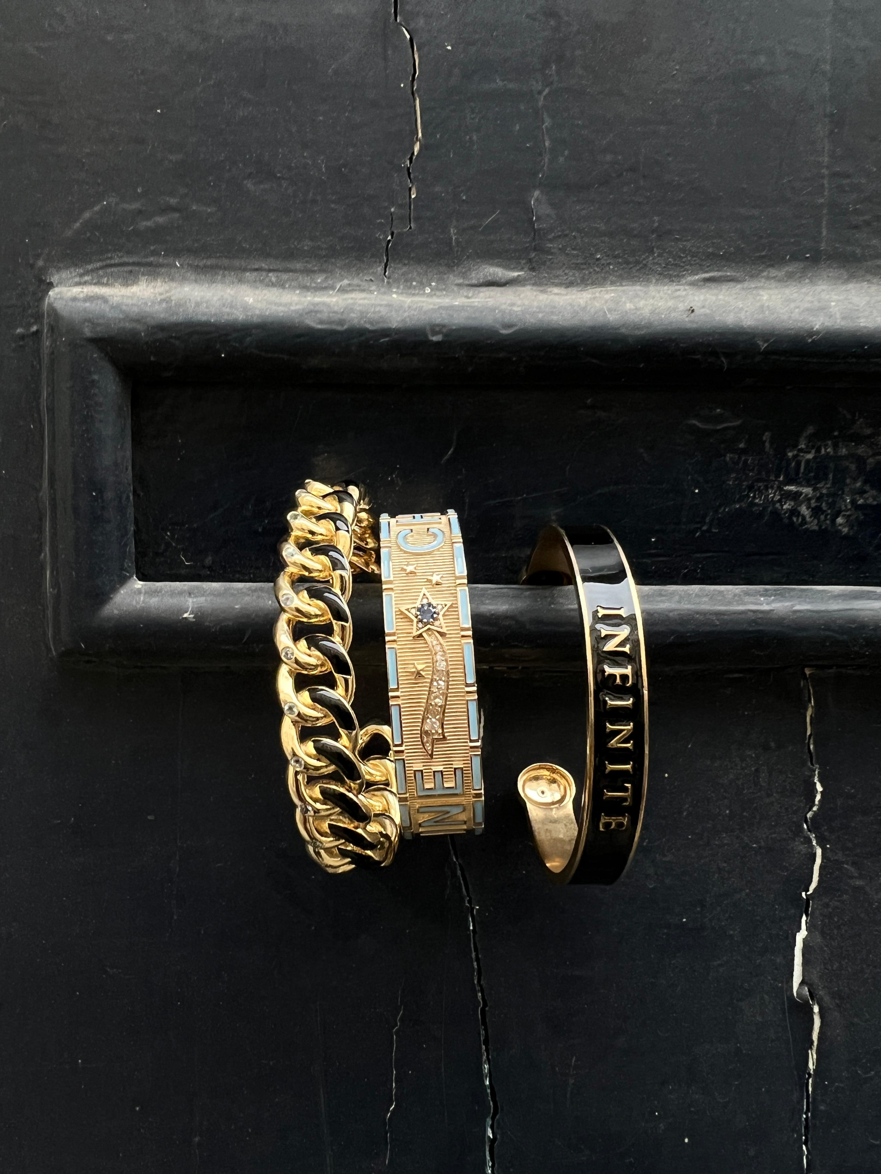 Taille simple Bracelet manchette Fleur de Lis diamantée en émail noir Infinite en vente