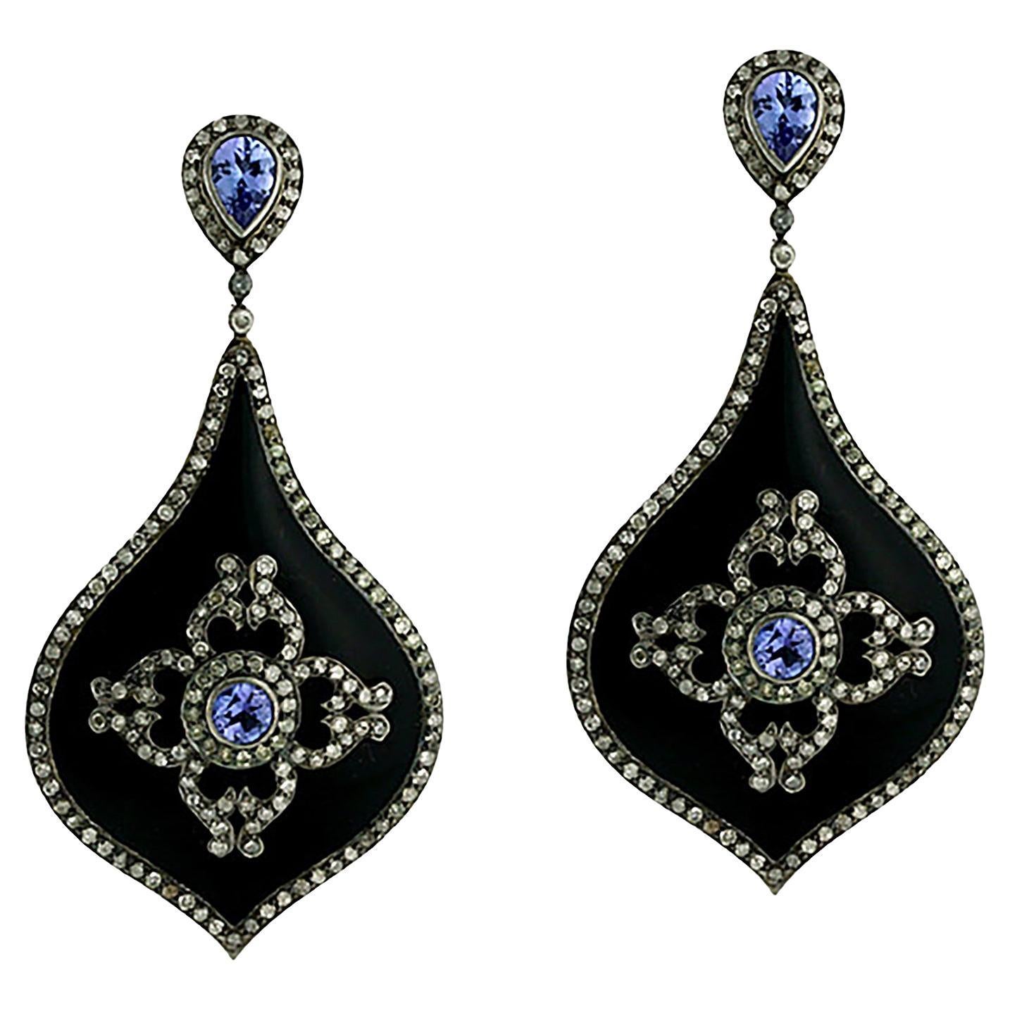 Orecchini a pendente con smalto nero, tanzanite e diamanti in oro 18 carati