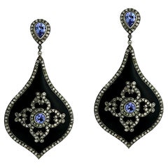 Orecchini a pendente con smalto nero, tanzanite e diamanti in oro 18 carati
