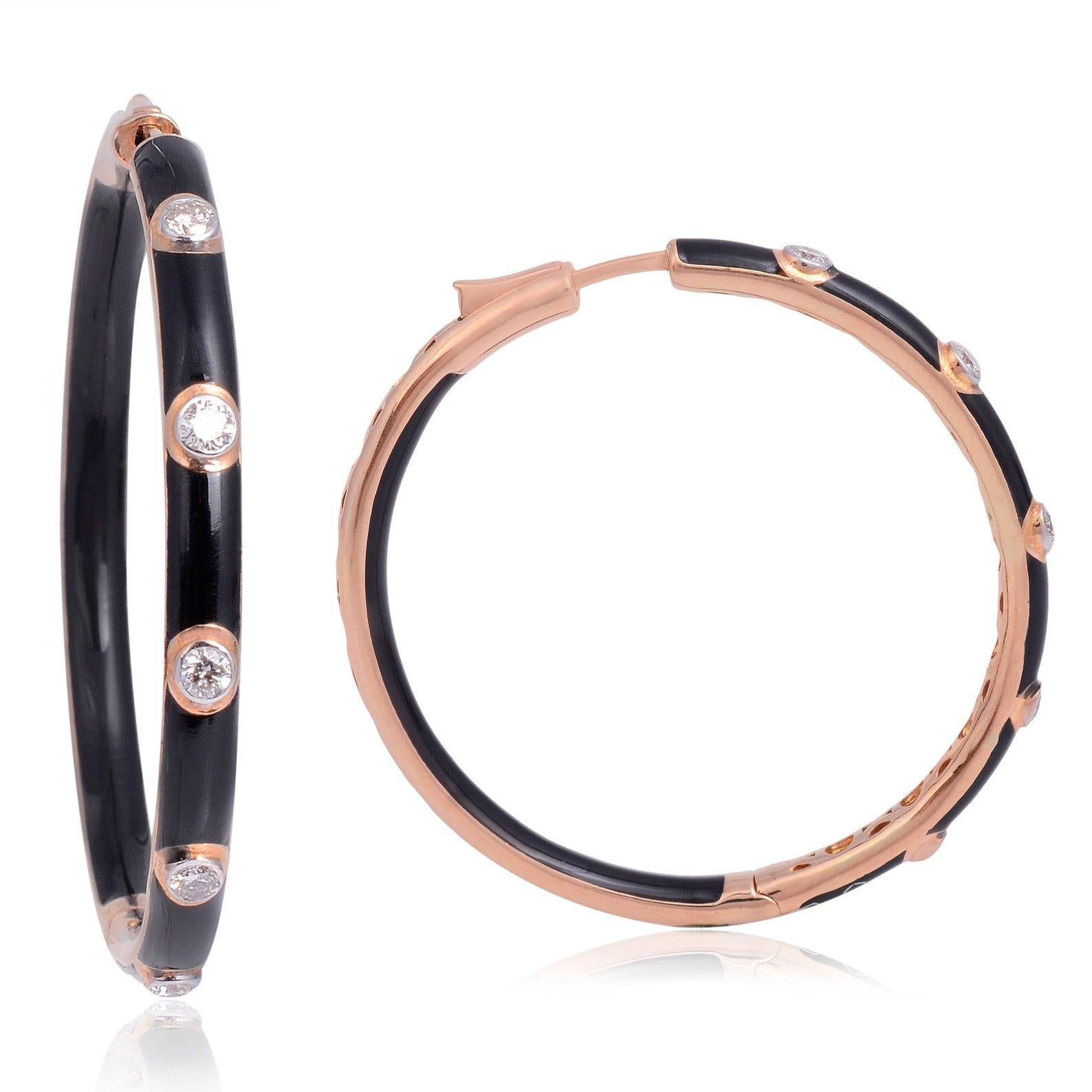 Realizzati in oro a 18 carati, questi splendidi orecchini in smalto nero sono incastonati a mano con .45 carati di diamanti scintillanti. 

SEGUITE la vetrina di MEGHNA JEWELS per vedere le ultime collezioni e i pezzi esclusivi. Meghna Jewels è