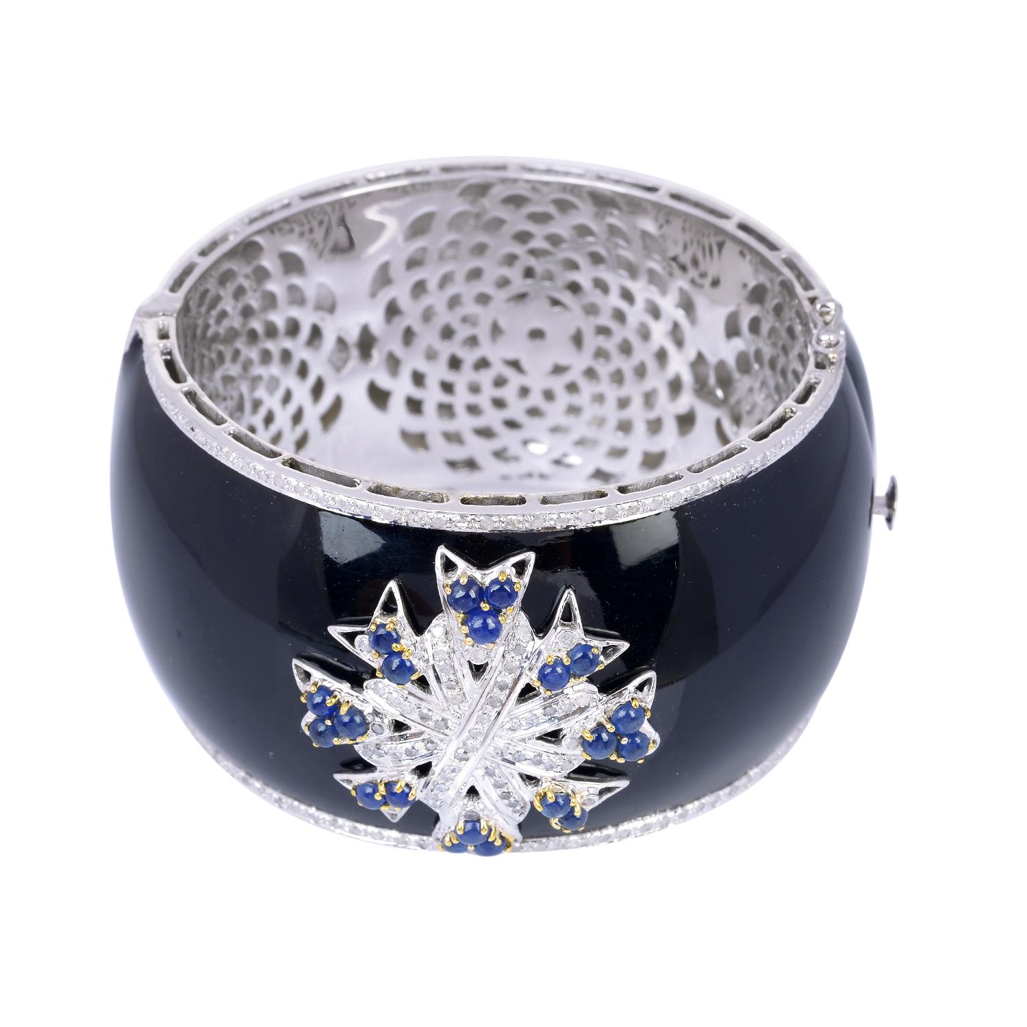 Taille mixte Manchette en émail, diamants et saphirs bleus en vente