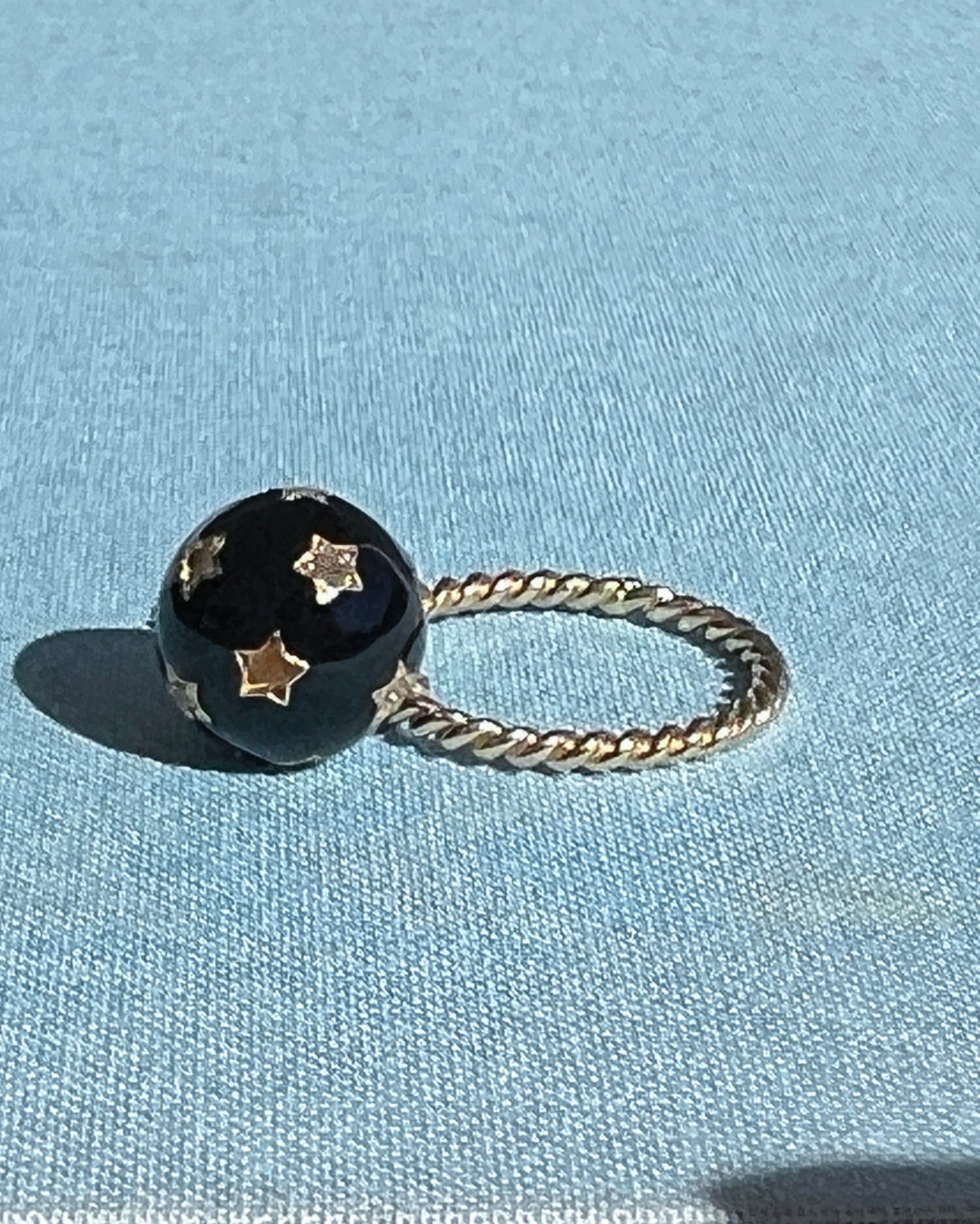Anello a stella con diamante smaltato nero - Fascia ritorta vittoriana Memento Mori di J DAUPHIN

L'anello Diamond Star Orb di J DAUPHIN fonde il simbolismo vittoriano con il design contemporaneo. Sospesa da una fascia placcata oro, una sfera