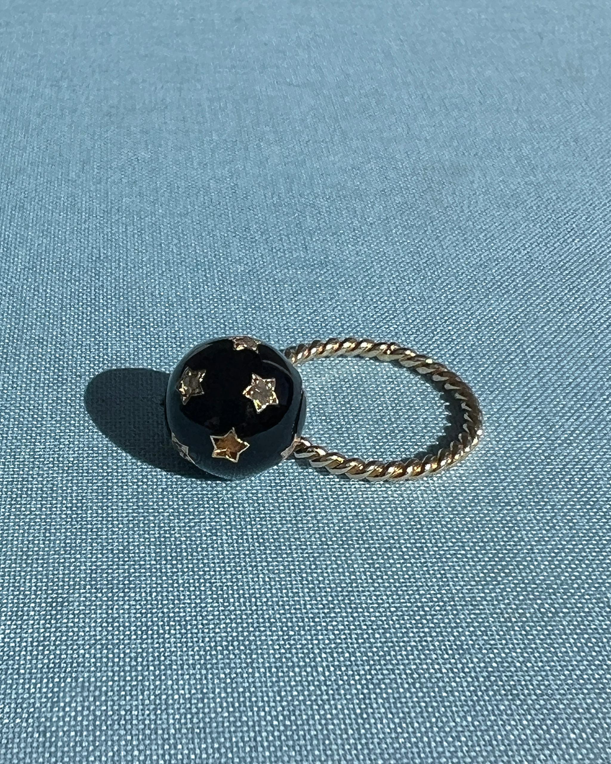 Anello con stella e diamante smaltato nero In condizioni Nuovo in vendita a Los Angeles, CA