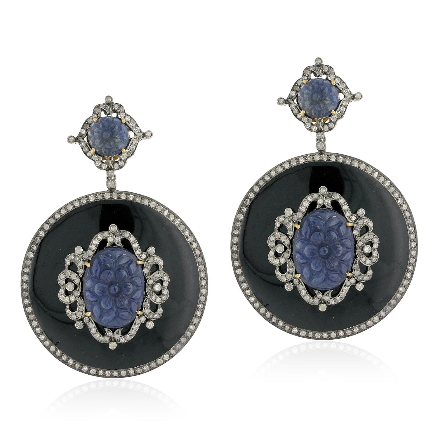 Modern Black Enamel Earring with Carved Sapphire and Diamonds in Gold and Silver For Sale