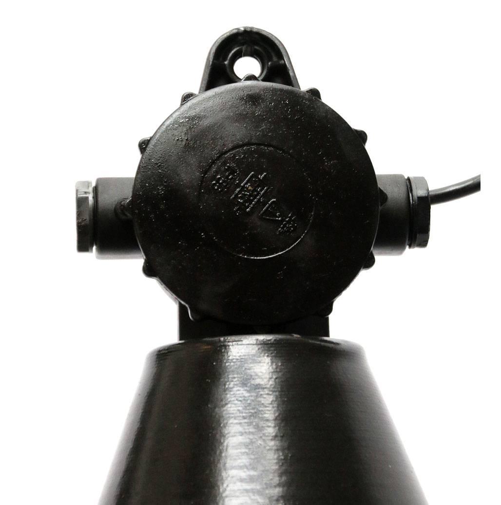 Il classico dell'industria tedesca! Utilizzato in magazzini e fabbriche in Germania.
Piano in smalto nero e piano in bachelite.

Peso: 2,0 kg / 4,4 lb

Prezzo per singolo articolo. Tutte le lampade sono state rese idonee dagli standard