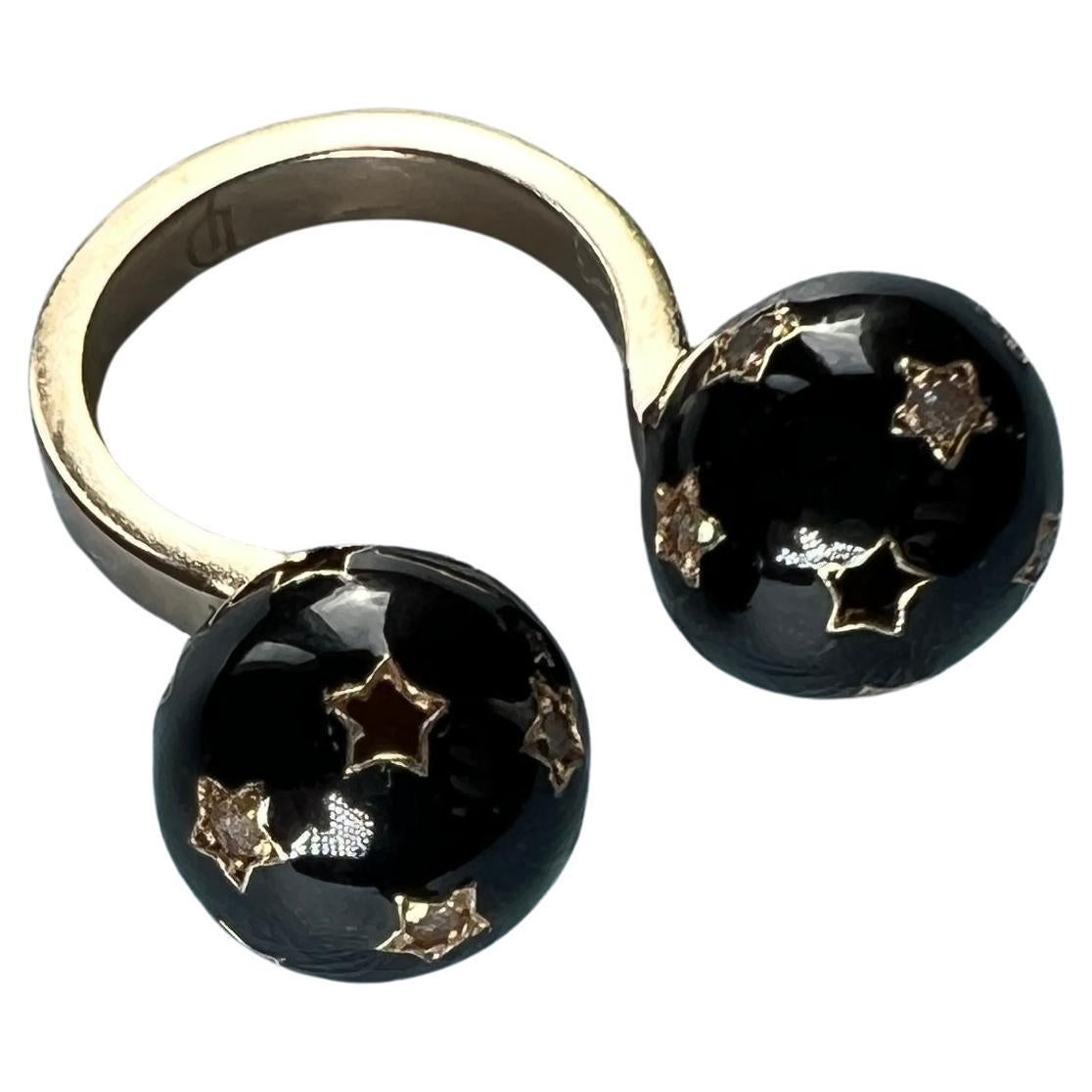 Black & White Diamond Sphere Ring with Black Enamel – Victorian Memento Mori Style, Panim el Panim by J DAUPHIN

This handcrafted ring by J DAUPHIN features a radiant sphere adorned with black and white diamonds, suspended above a deep black enamel