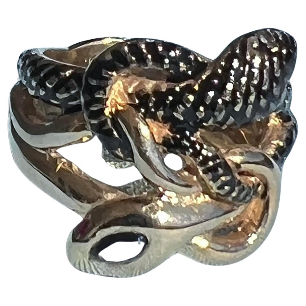Schwarzer Emaille Schlangenring Blauer Saphir Marquise, Diamant & Rubin Augen

Ein viktorianisch inspirierter Doppelschlangenring aus 14k vergoldetem Messing mit schwarzer Emaille auf der einen Schlange. Im Mittelpunkt des Designs steht ein blauer