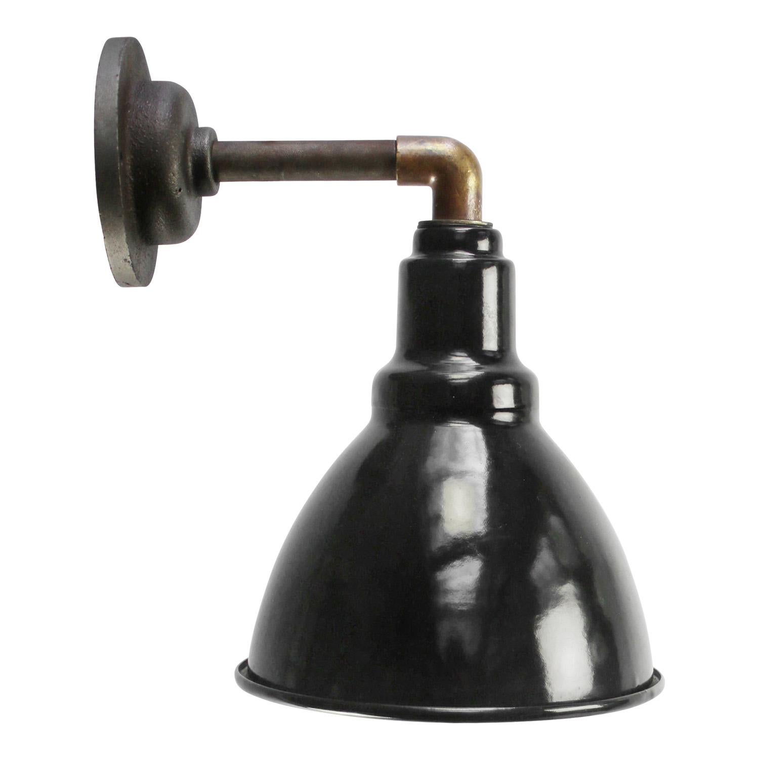 Aplique industrial
Pantalla de esmalte negro, brazo y placa de pared de latón y hierro fundido

Pieza de pared de hierro fundido de diámetro 10 cm, 2 agujeros para fijar

Peso: 1,80 kg / 4 lb

Precio por unidad. Todas las lámparas se han adecuado a