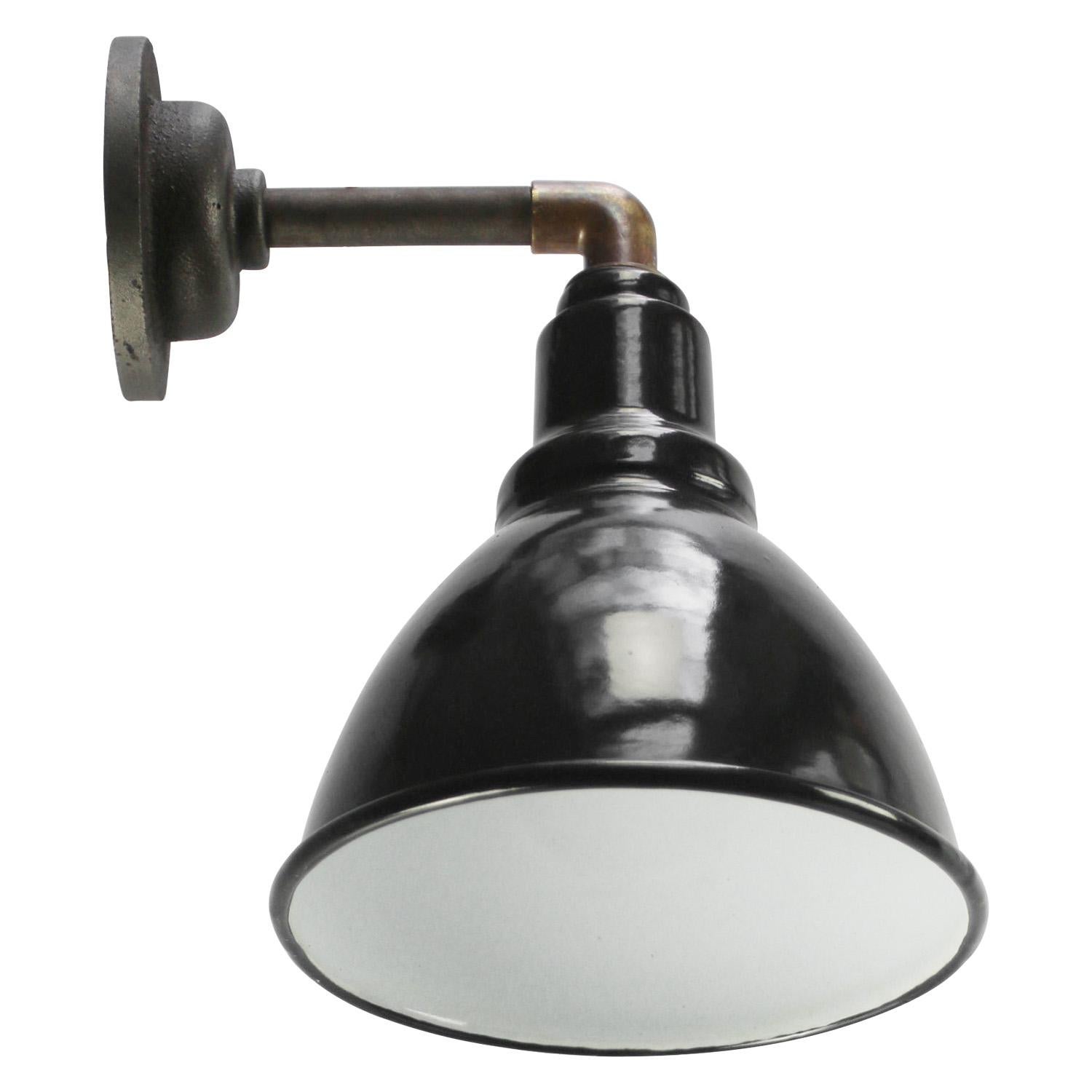 Apliques de latón y fundición industriales vintage esmaltados en negro Holandés en venta