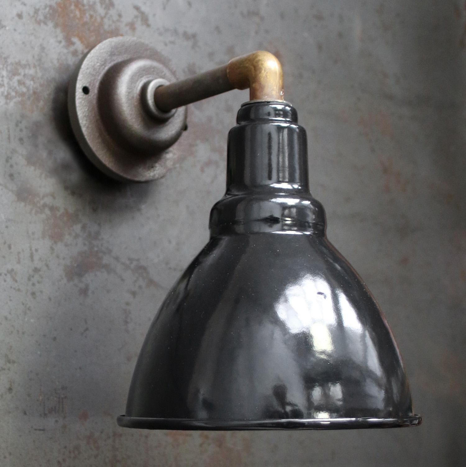 Apliques de latón y fundición industriales vintage esmaltados en negro Vaciado en venta