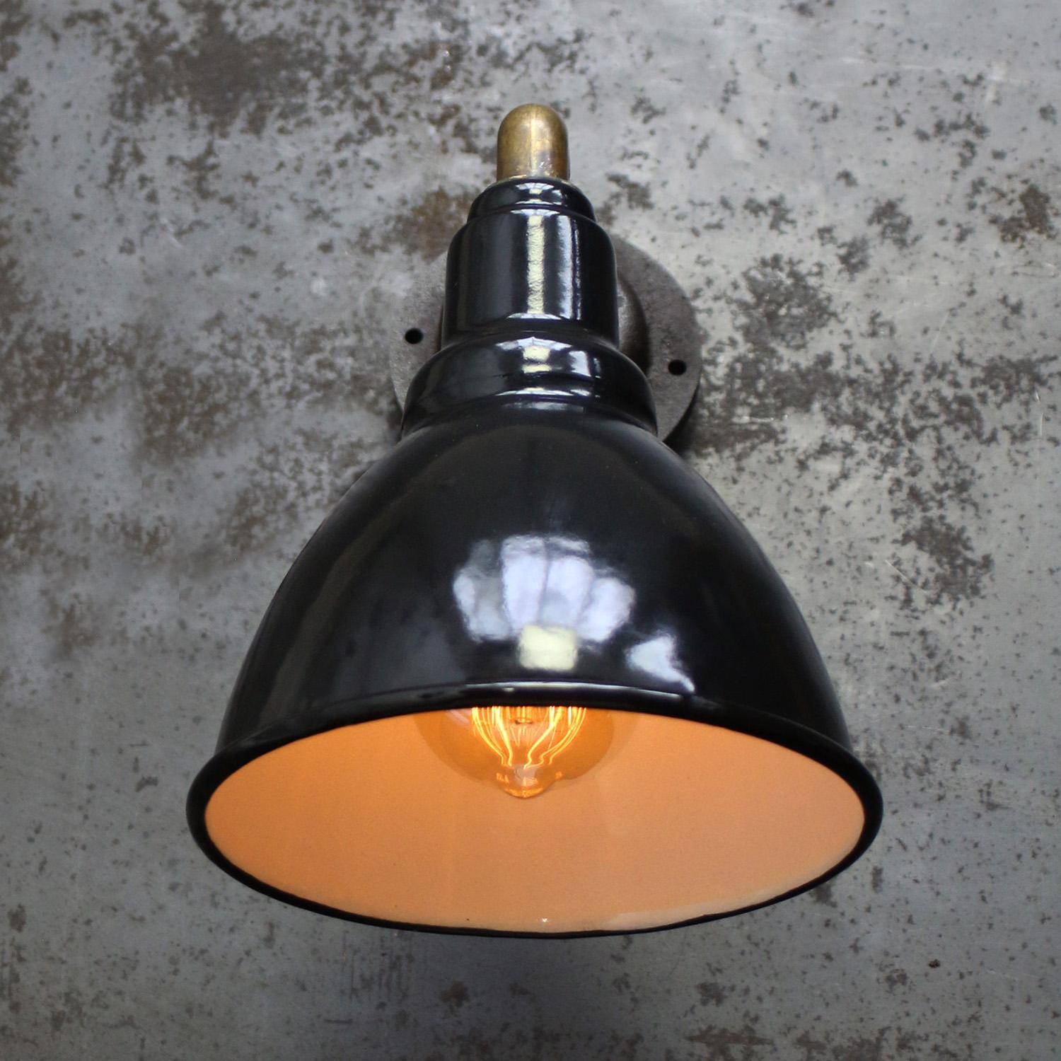 Apliques de latón y fundición industriales vintage esmaltados en negro en Bueno estado para la venta en Amsterdam, NL