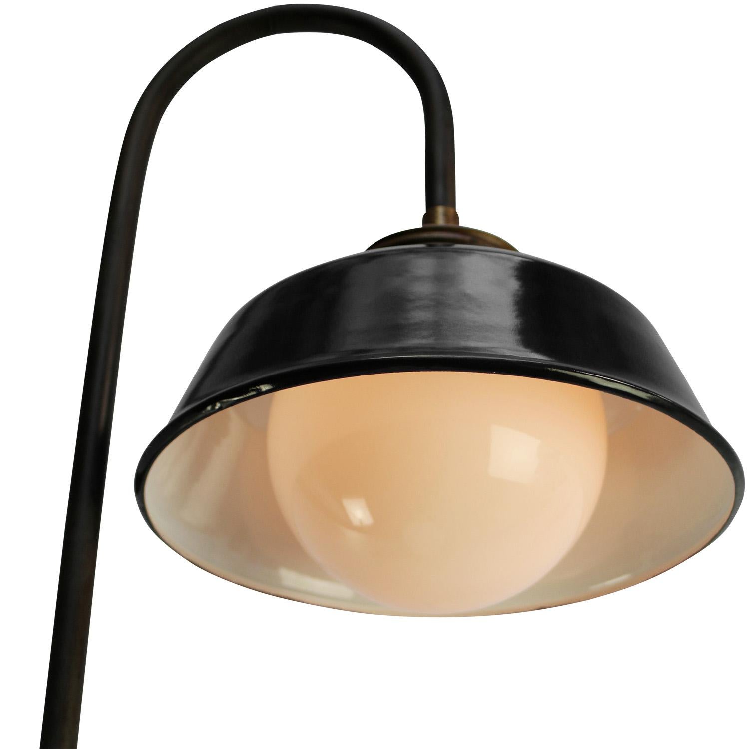 Applique en fonte rouille
Abat-jour en émail noir, plateau en laiton, verre opalin blanc

Hauteur de l'élément mural jusqu'à l'abat-jour en émail : 46 cm / 18.11 inches
Le verre dépasse de 4 cm sous l'abat-jour

Diamètre de la pièce murale en fonte