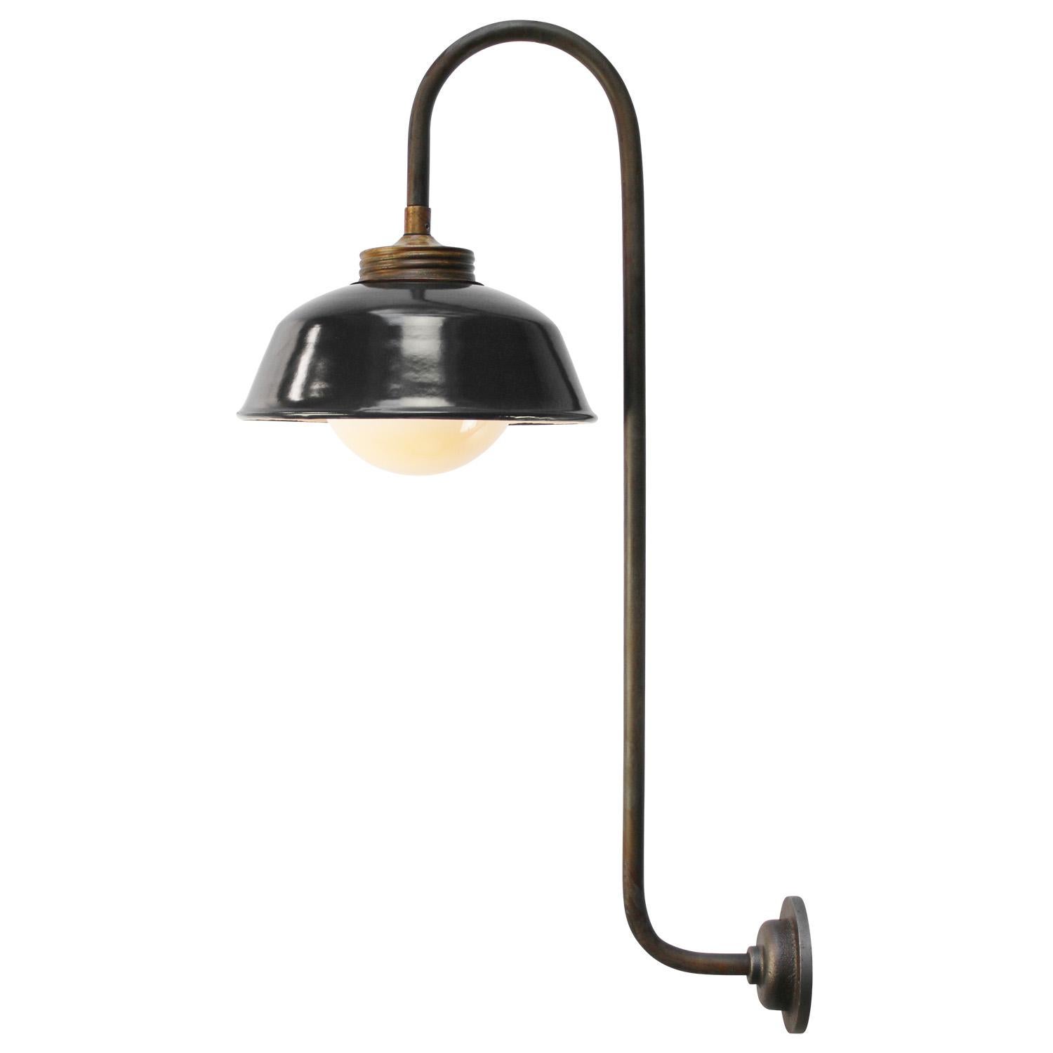 Industriel Appliques industrielles en laiton émaillé noir et verre opalin Lights en vente