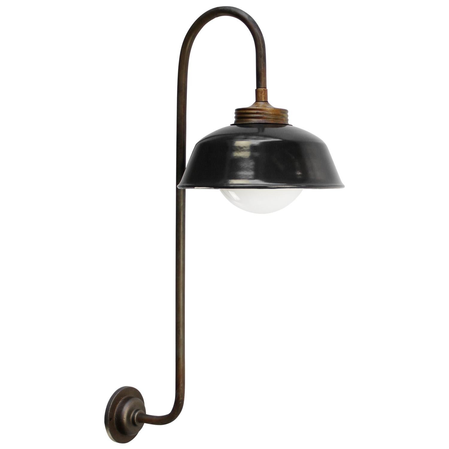 Moulage Appliques industrielles en laiton émaillé noir et verre opalin Lights en vente