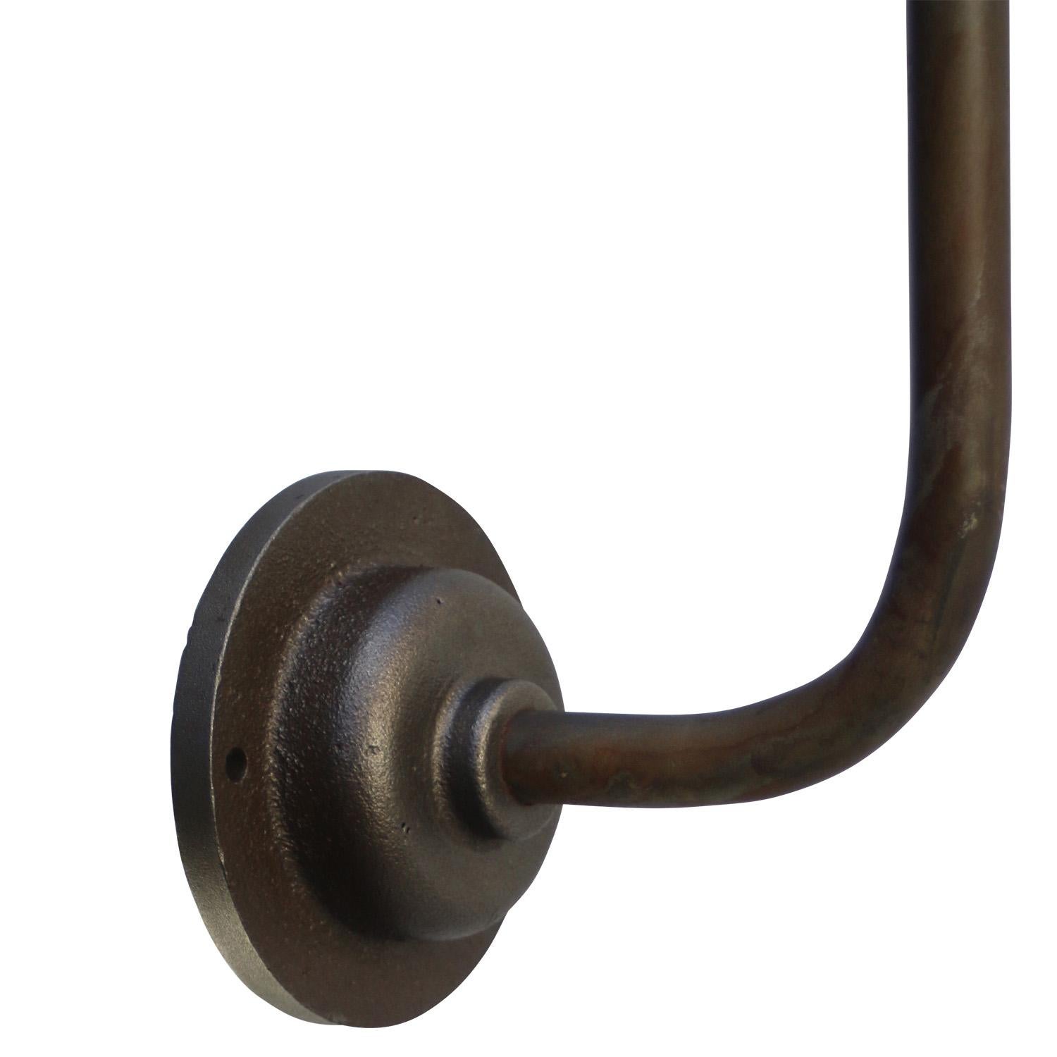 Appliques industrielles en laiton émaillé noir et verre opalin Lights Bon état - En vente à Amsterdam, NL