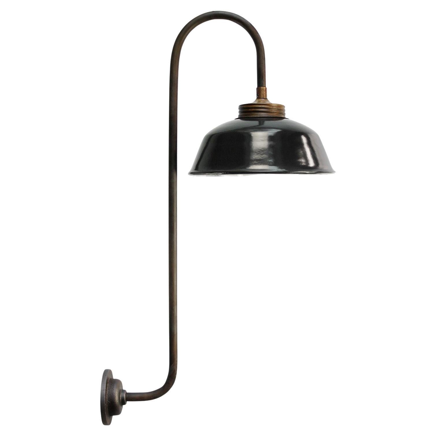 Applique con vetro opalino in ottone industriale vintage smaltato nero