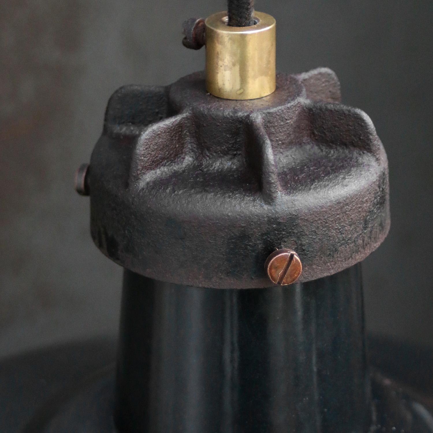 Lámparas colgantes de latón y hierro fundido industrial vintage esmaltado negro de GAL, Francia Industrial en venta