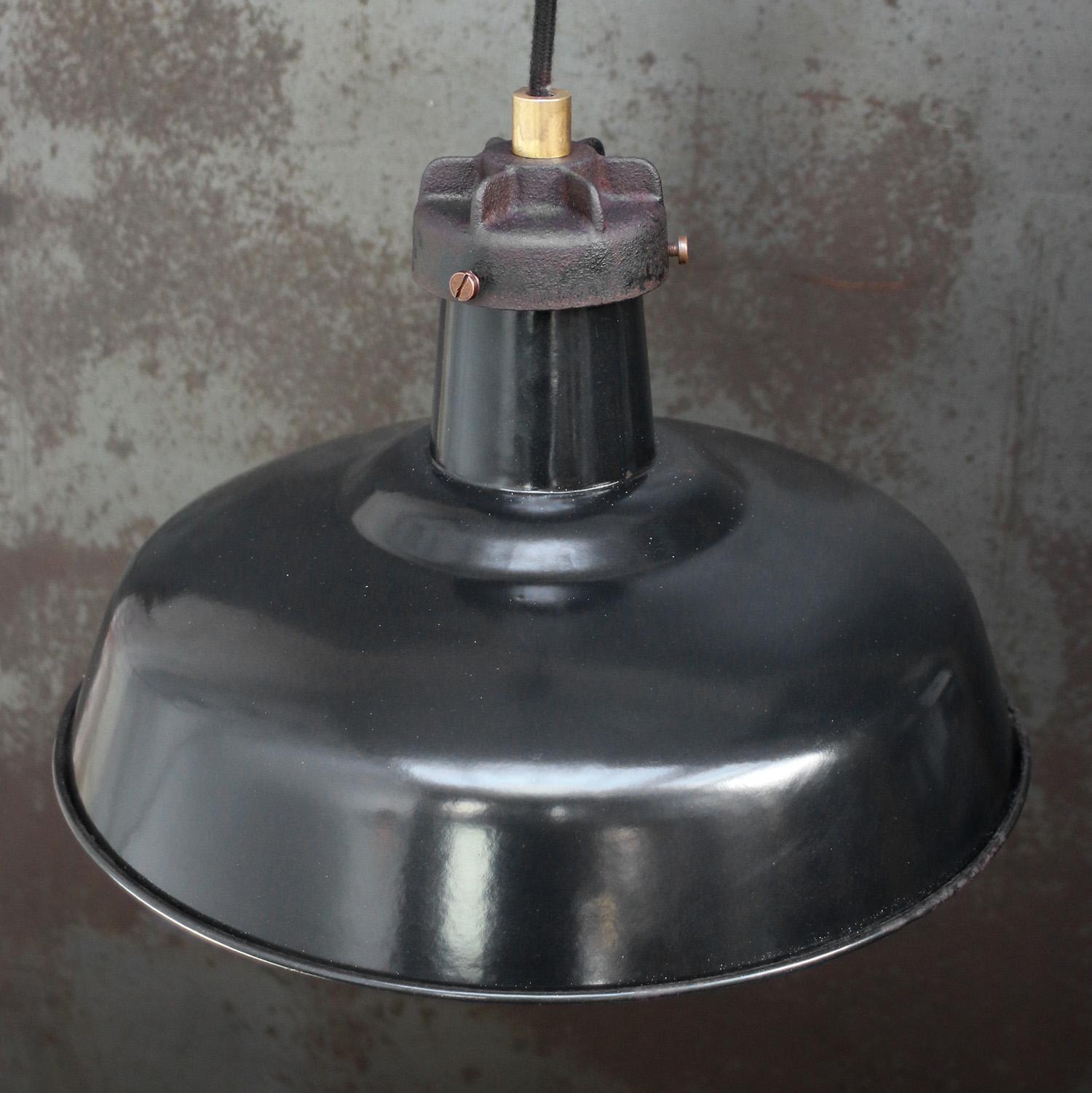 Lámparas colgantes de latón y hierro fundido industrial vintage esmaltado negro de GAL, Francia Francés en venta