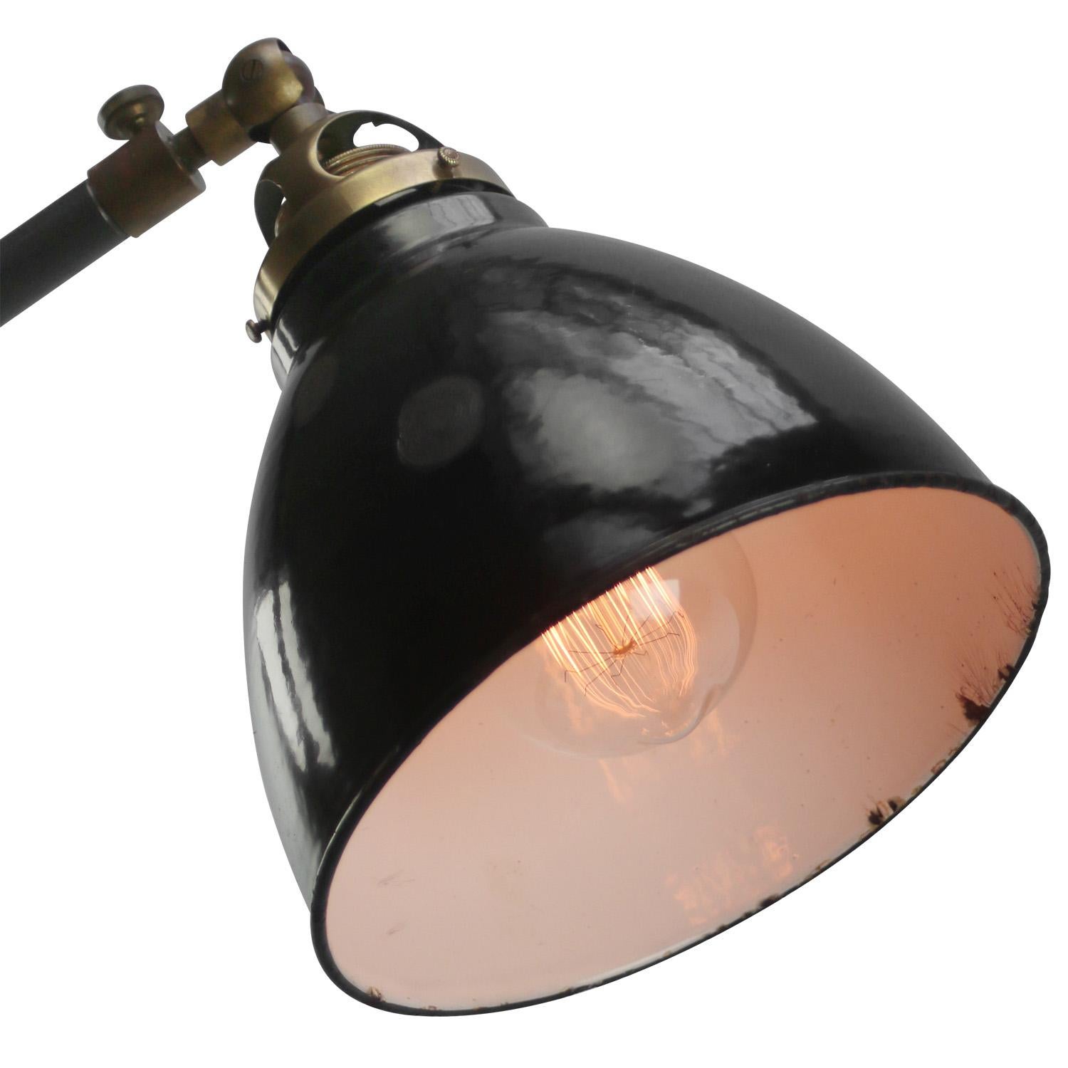 Schwarz Emaille Vintage industrielle Werkstatt Stehlampe
Gusseisen mit Messinggelenken
Im Winkel einstellbar. 

Durchmesser Fuß 23 cm

Elektrokabel 2 Meter / 80