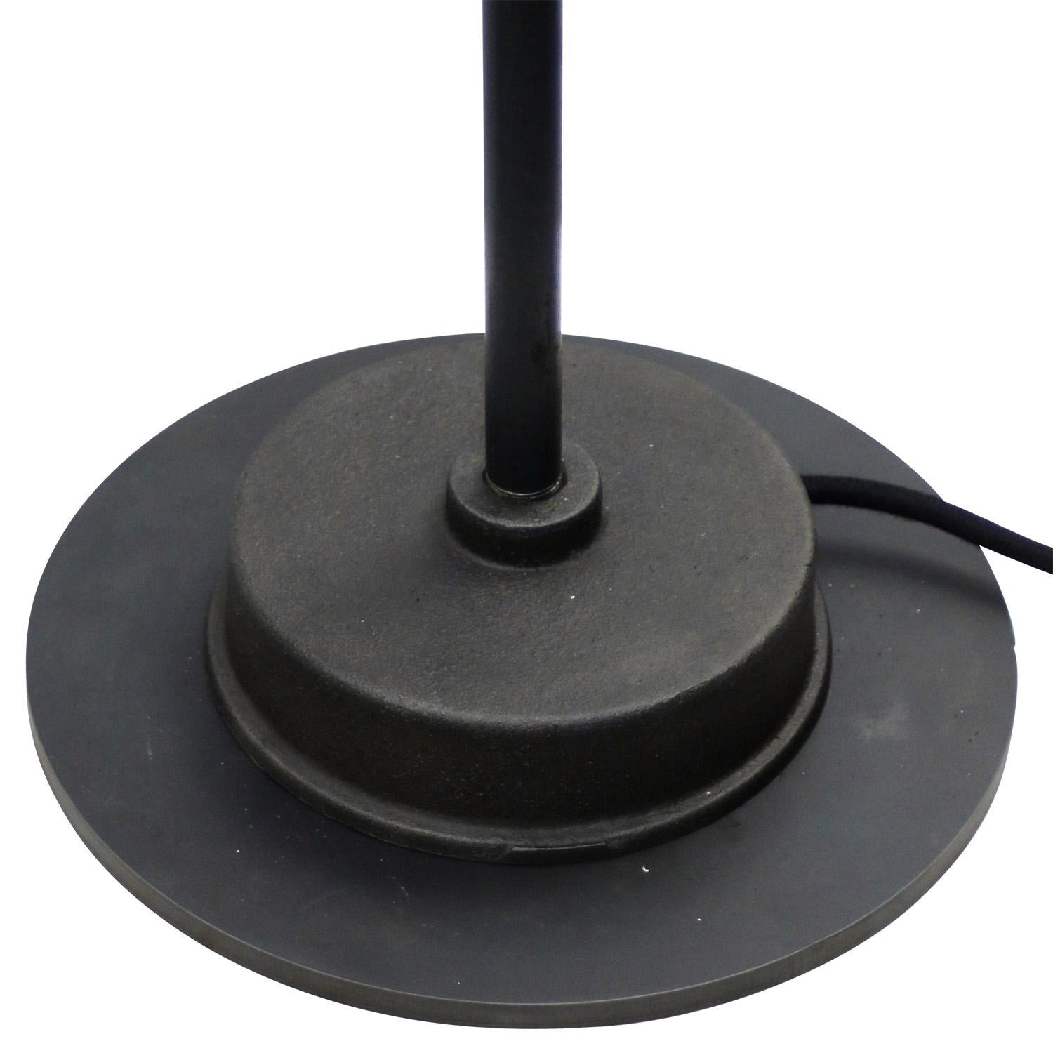 Schwarze Emaille Vintage Eisen & Messing Workshop Stehlampe (20. Jahrhundert) im Angebot