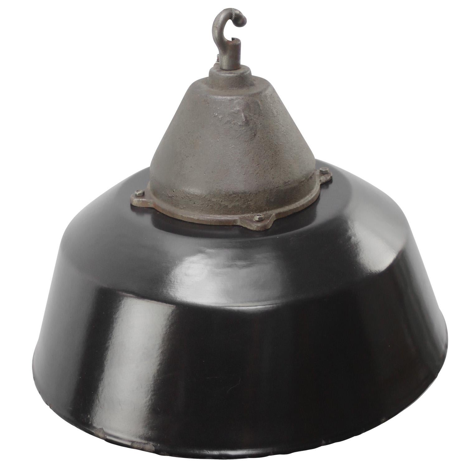Lampada a sospensione di fabbrica. Smalto nero. Interni bianchi.
Vetro trasparente. Piano in ghisa.

Peso 5,5 kg / 12,1 lb

Prezzo per singolo articolo. Tutte le lampade sono state rese idonee dagli standard internazionali per le lampadine a