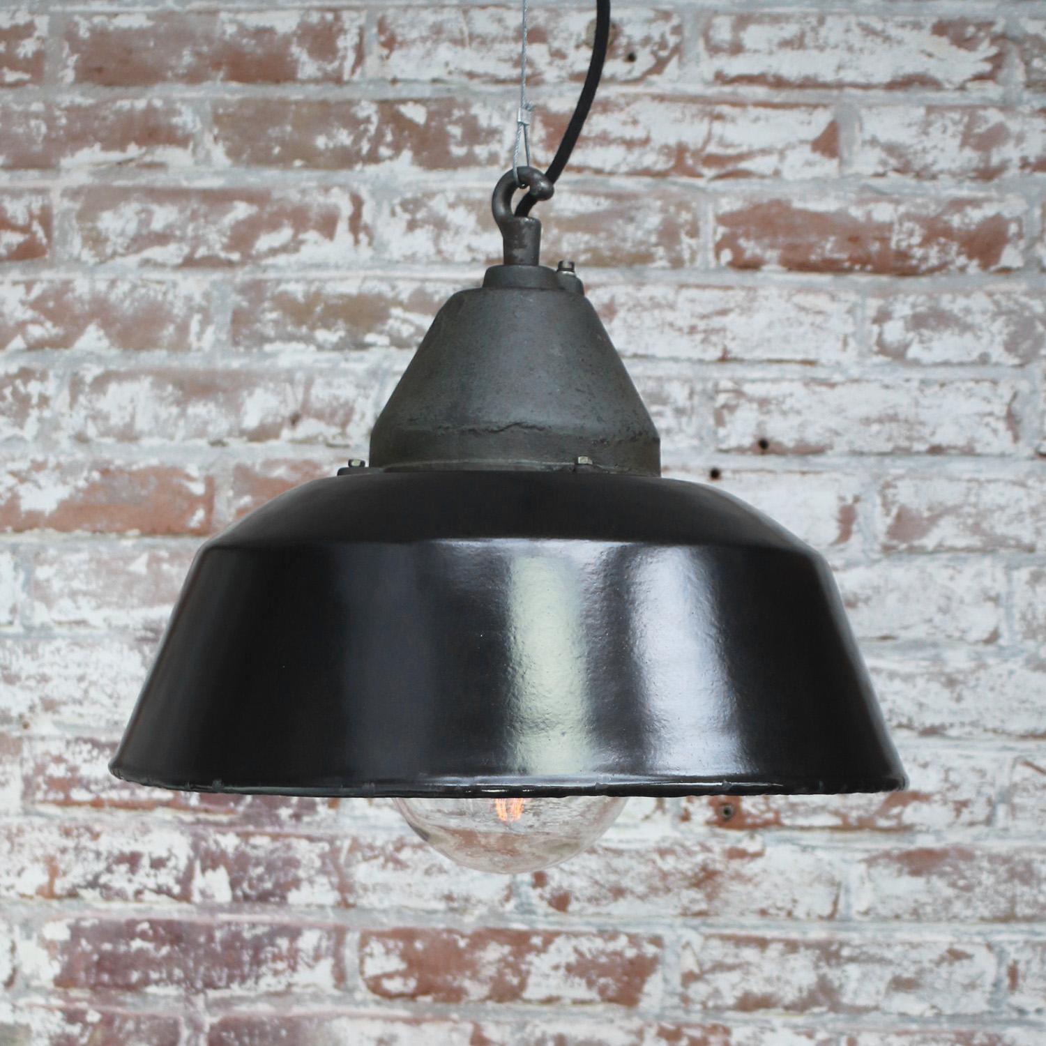 Ungherese Lampada a sospensione in ghisa industriale vintage con smalto nero e vetro trasparente in vendita