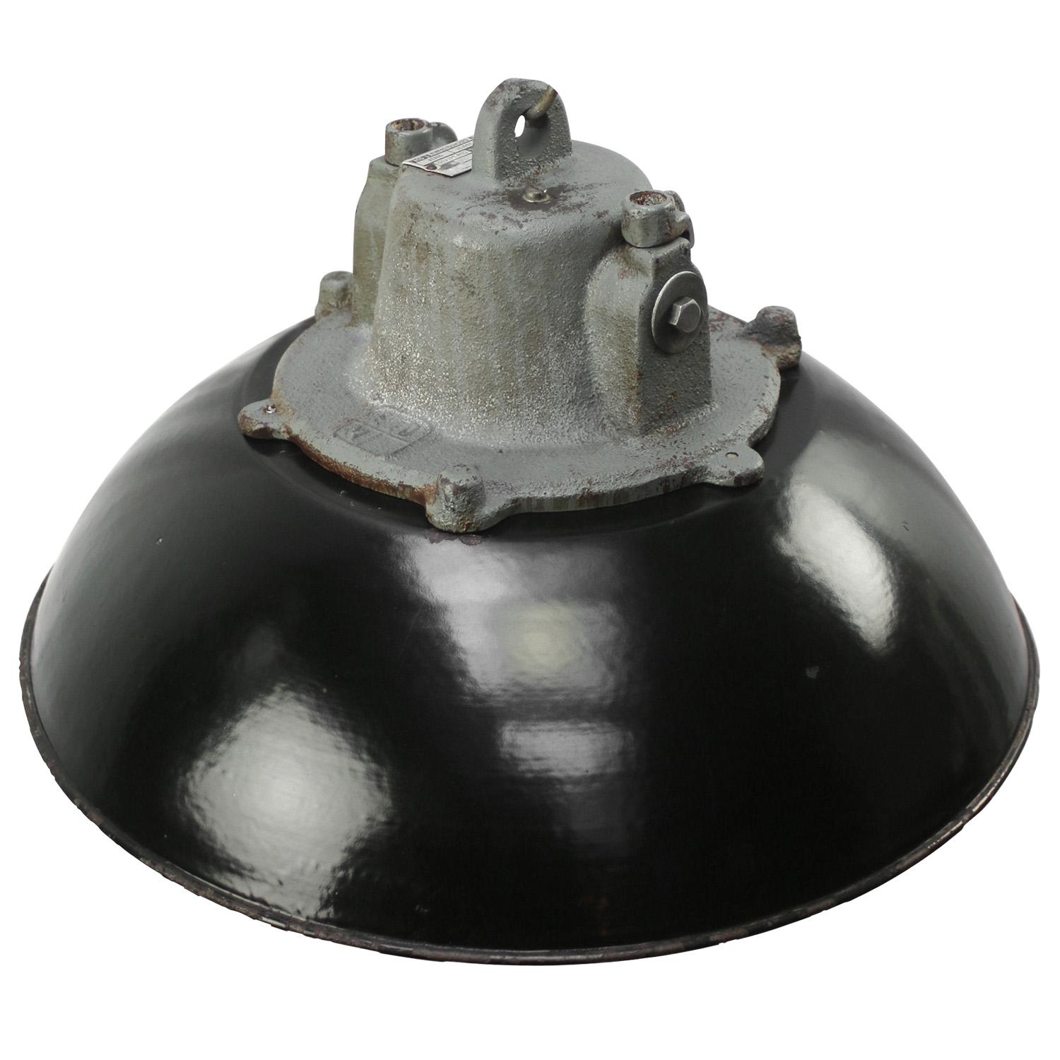 Schwarze Emaille mit gusseiserner Platte
Klarglas, Eisenkäfig

Gewicht: 9.00 kg / 19.8 lb

Der Preis gilt für jeden einzelnen Artikel. Alle Lampen sind nach internationalen Normen für Glühbirnen, energieeffiziente und LED-Lampen geeignet.
