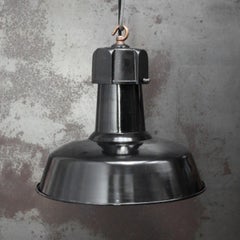 Lámpara colgante industrial vintage de fundición de hierro esmaltada en negro by GAL, Francia