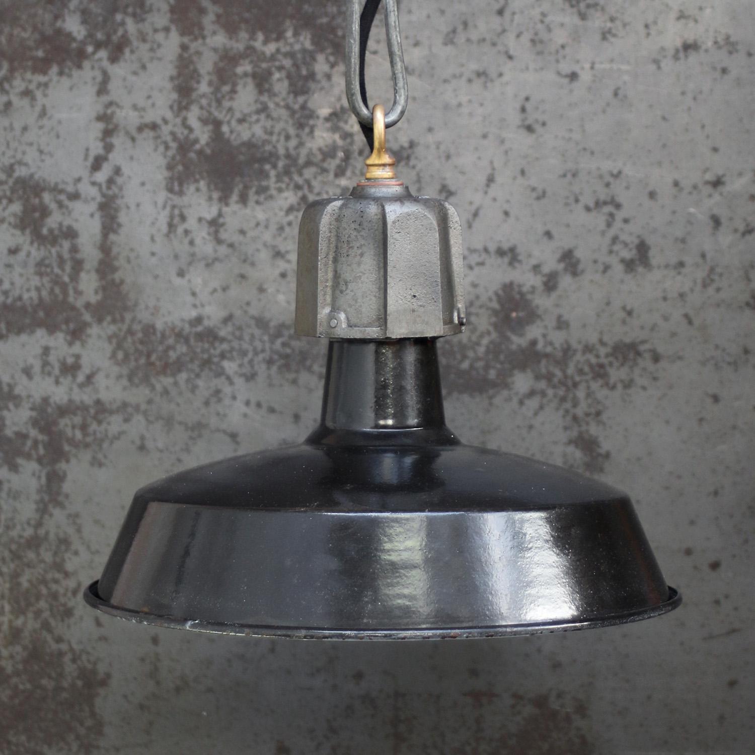 Raro ciondolo di fabbrica francese di GAL, Francia
GAL, fondata a Parigi nel 1928 da Gustave Arsene Lancelot.
Smalto nero e ghisa 

Peso 1,90 kg / 4,2 lb

Prezzo per singolo articolo. Tutte le lampade sono state rese idonee dagli standard