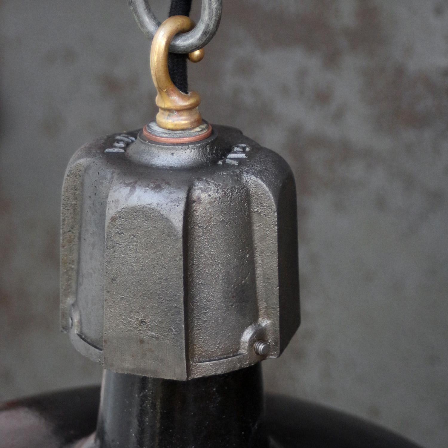 Industriale Lampada a sospensione industriale in ghisa vintage con smalto nero di GAL, Francia in vendita